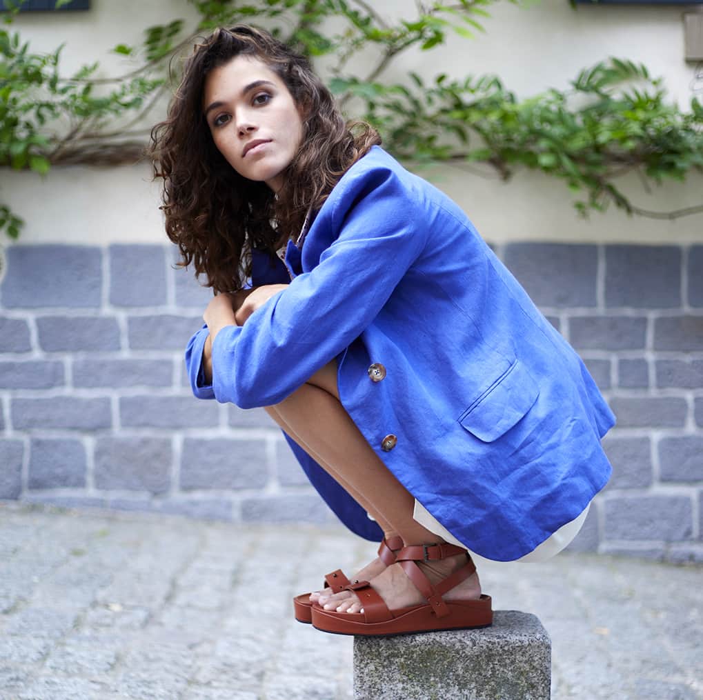 イネスドゥラフレサンジュのインスタグラム：「💫 LES NOUVEAUX SOULIERS Nouveaux look, nouveaux souliers de printemps ! Ines de la Fressange Paris propose sa propre gamme de souliers ✨ Les sandales sont un must-have pour l'été. Elles sont un mélange entre élégance et confort et se porteront facilement avec toutes vos tenues ! - 💫 THE NEW SHOES New look, new spring shoes! Ines de la Fressange offers her own range of shoes ✨ The sandals are a must-have for summer. They are a mix between elegance and comfort and they will easily be worn with all your outfits!  @inesdelafressangesouliers @lamanuelita  #inesdelafressange #inesdelafressangeparis #girlsinines #paris #parisianchic #parisianstyle」
