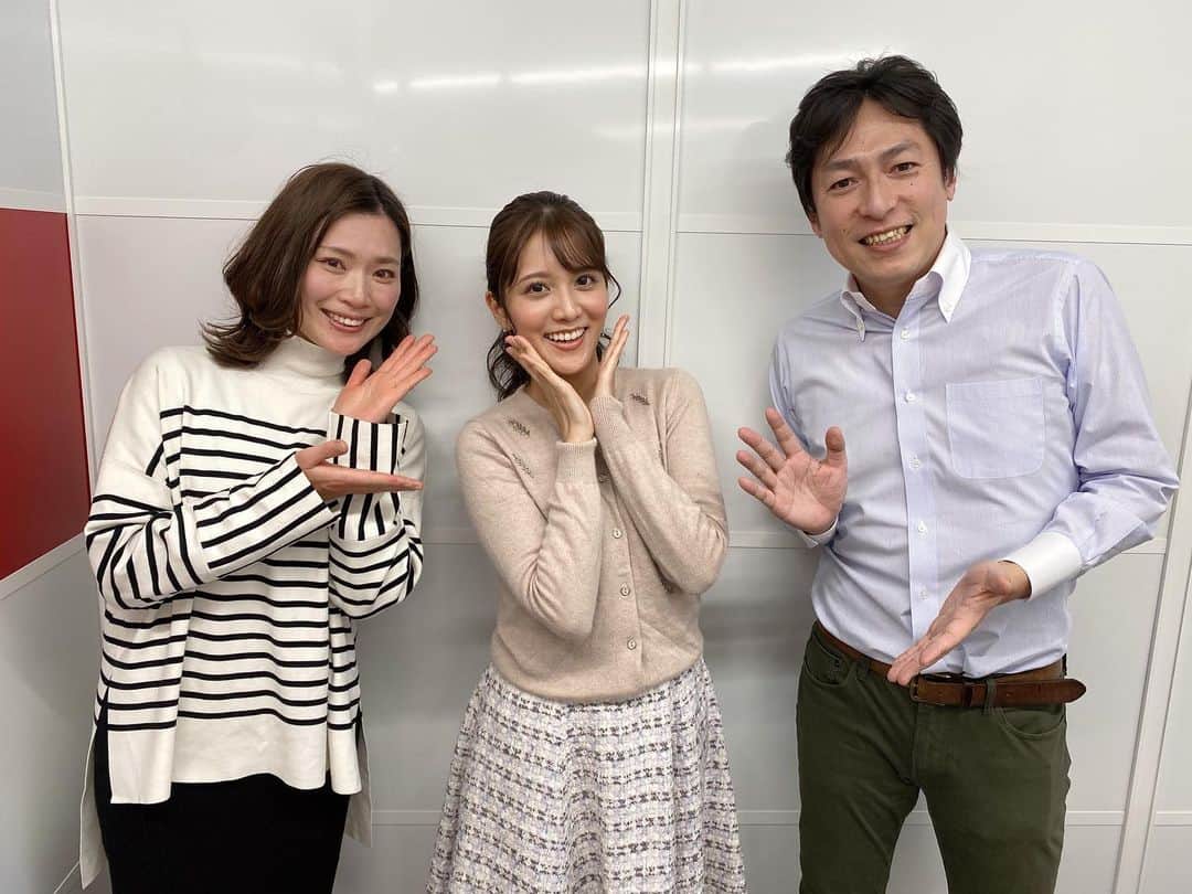 のインスタグラム：「気付けば新年度スタートしてた🤣  時系列バラバラ更新なのはいつものことですが、少し前にiPhoneをおチビに壊されまして😂  写真の整理や設定に時間がかかって、なかなか少し前の諸々を更新できずにいました😂  というわけで去年の末の話を…  「TCK公式YouTubeチャンネルウマきゅん」♡  MCが石川彩夏ちゃん　@ayaka0711zi  共演者が夫ということで 初めての出演でしたが緊張せずに普段の感じでただただ楽しんでしまったー😊！  飲みながら、お肉食べながら競馬予想していいんだよ？  神番組🤣👏  一応、元パドックキャスターということでパドックを見てから買い目を出させてもらったのですが、なんと予想全て的中できましたー🥺！  「パドック派」なんて言いながら全く当たらなかったらどうしようと思ってたのでホッとしました笑  私の予想にのってくださった皆さんありがとうございました！  コメント欄も、面白いコメントばかりで全部読み上げたかった笑😂  彩夏ちゃんはしっかり進行して馬券も当てて素晴らしい🥰👏  旦那は…家計を圧迫しただけでした👊 しかもスタジオにコンセントを忘れて帰るという… 普段私のことをポンコツ扱いするくせに😡  まあこんな感じでとにかく楽しかった！！ 最近お会いした方からも、 「見てたよー面白かったよー！」と言ってもらい嬉しかったです♡  更新が遅くなっちゃってごめんなさい💦 ありがとうございましたー！！  新年度を迎え、今の目標はiPhone一括購入できるくらいの馬券を当てることです😂😂😂  #競馬　#大井競馬場  #ウマきゅん　#TCK」