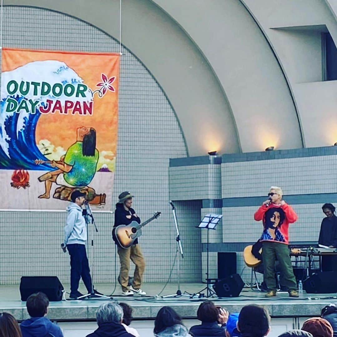 井手大介のインスタグラム：「4/1.2の週末、代々木公園での　#outdoordayjapan #theburn847 ブースでリスナーの皆さんにステッカーを配布したりサインを書いたりとても楽しい時間を過ごせました。フリージービーツが演奏してくれたザバーンスペシャルライブステージ、久しぶりにたくさんのお客さんの前でトークができて一瞬「コロナ禍は終わったのか！？」と感じる春の二日間。メーカーブースも魅力的なアイテムだらけで物欲を抑えるのに必死でした。心残りは初日に見た勝秀鍛冶屋の桜巻の剣ナタが買えなかったこと。一晩考えて２日目に買いに行こうと思ったが時間がなくて行けなかった。買えなくて残念だが散財せずに助かったと言うべきか、、、とにかく素敵すぎる刃物であった。」