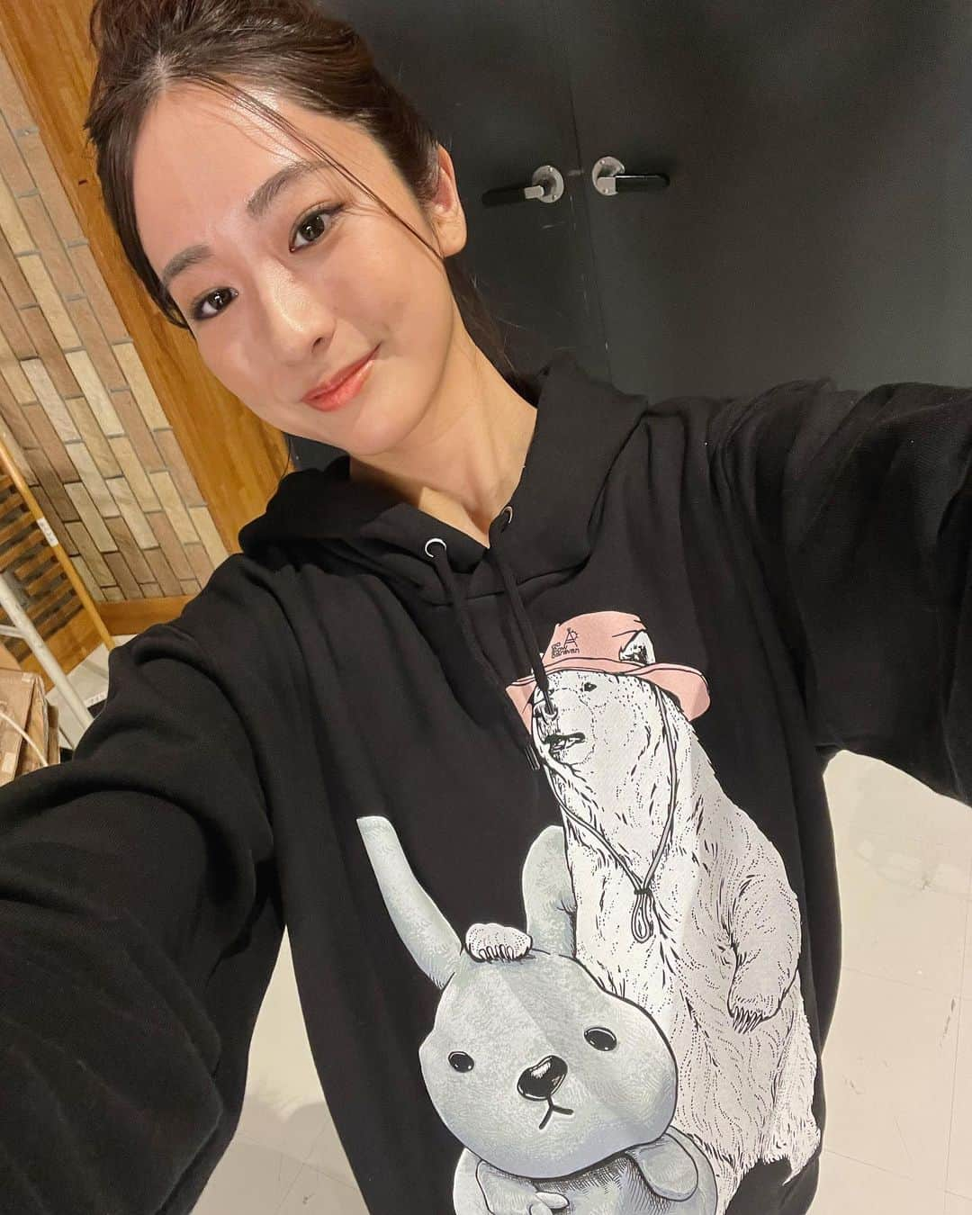 田村真子のインスタグラム：「From TBSの撮影で着た ラヴィット！× go slow caravan  ラッピー クマ パーカー🐰🐻  ラヴィット！ミュージアムにも連日たくさんの方が来てくださっていて本当にうれしいです🙇‍♀️ 渋谷のラヴィット！カフェも楽しいのでぜひ✨ 1人で行っても大丈夫でしょうか？という質問もありましたが、前回もお一人で来てくださった方が結構いらっしゃったようなので大丈夫だと思います💁‍♀️ 写真をたくさん撮ったりラヴィット！な店内の雰囲気を楽しんでいただければと思います🥰」