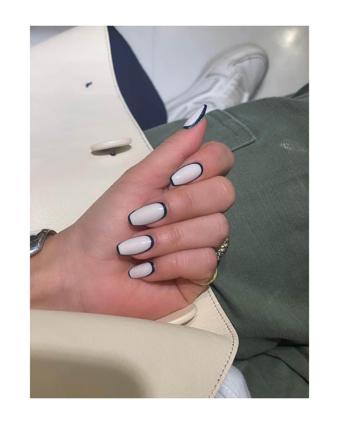 西村カナコのインスタグラム：「Mood💅 . . 怒涛の3月を終えて4月に突入するも、子どもたちが春休みとなると、朝からお弁当作りやお教室の講習会やら、イレギュラーなスケジュールが増える一方で、、、 何か自分に変化を与えたくて、髪を10cmほど💇‍♀️切りました✨✨ 相変わらず急なオファーに対応してくれる @shunpei_korogi @instauka 感謝しかない🫰🏻🫰🏻 . . 長くしてみようかな〜と伸ばしてましたが、暖かくなるし、ヘアスタイルも身軽にしたくて。気分的にはもう少し短くしたかったけど、髪をまとめたい時に結べないのは鬱陶しく感じてしまうので、フェイス周りにレイヤー入れてもらいました👍👍 . . . . 年々、我が家のメンズたちは威力を増し、食べてる時と寝てる時以外はうるさ過ぎ&家の中で暴れる、、、早く学校始まって欲しいと説に願う、、、🙏 . . パパに似てあらゆるものを忘れてくる鉄男。 二人してどこに置いてきたかも記憶がないって、、、😂おかげで余計な買い物増えるし、増して、忘れた頃に誰かが届けてくれるもんだから、結果オーライ！的な感じで本人たちは学ばない。。🤔 . . 😮‍💨久しぶりに朝から学校行ったり、遺失物受取に駆け巡り、乗り慣れない沿線の電車🚃乗ると乗換えに迷うし、、 私の日々の課題は、いかに効率よくタスクをこなせるか時間との戦いになってるのに、久しぶりに元気が絶えました〜😑🫥 . . 「己が犯した忘れ物を取りに行ってもらうということは、人様の大事な時間を使っているのだ。だから私自身が人に無駄な？手間を取らせないように気をつけなければいけない」と教えられているのだなとポジティブに受け止めておきます😀😀😀 . . 気持ち切り替えてこ！！😬✨✨」