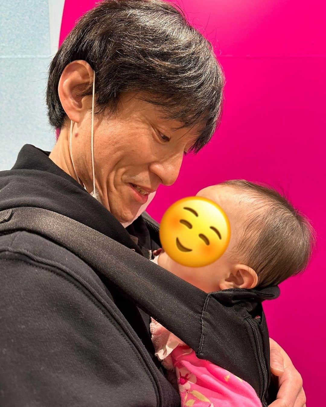 なだぎ武さんのインスタグラム写真 - (なだぎ武Instagram)「初めて抱っこ紐で抱っこさせてもらった👶 泣かずに笑ってくれた、、 父一安心…😅」4月3日 17時11分 - nadagigigi