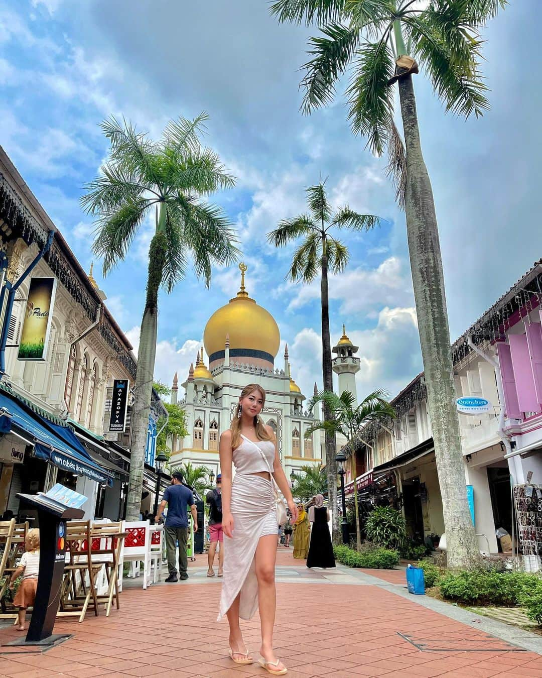 木村理恵さんのインスタグラム写真 - (木村理恵Instagram)「シンガポール旅行🇸🇬🕌  ガイド👩🏼あーちゃんに　@ayaka_ichihara  行きたい所に沢山連れて行ってもらいました❤️  1・2枚目⏩アラブストリートのモスク🕌 場所が可愛すぎて本当映えだった〜😻 お土産はブギスストリートで買ったよ✨  3〜5枚目⏩チャイナタウンのコナン君のウォールアート見たかったの👓💖 沢山色々なウォールアート見れたよ〜❣️ 歩いてて楽しかった💖  6〜8枚目⏩あーちゃんオススメのミシュラン獲得した　@liaofanhawkerchan 🤤 柔らかい鶏肉とタレに麺絡めて食べたらめちゃ美味 盛り沢山な１日🥹あーちゃんに感謝🙏💖  #シンガポール#シンガポール旅行 #アラブストリート#arabstreet #サルタンモスク#chainatown #ウォールアート #コナン#michelinonestar #sgfood #シンガポール料理 #海外旅行#シンガポール観光 #singapore#singapura #singaporetravel#singaporetrip #싱가포르」4月3日 17時16分 - rierienari1229