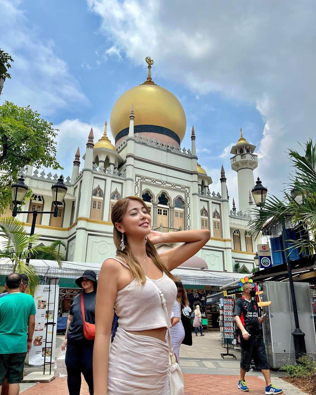 木村理恵のインスタグラム：「シンガポール旅行🇸🇬🕌  ガイド👩🏼あーちゃんに　@ayaka_ichihara  行きたい所に沢山連れて行ってもらいました❤️  1・2枚目⏩アラブストリートのモスク🕌 場所が可愛すぎて本当映えだった〜😻 お土産はブギスストリートで買ったよ✨  3〜5枚目⏩チャイナタウンのコナン君のウォールアート見たかったの👓💖 沢山色々なウォールアート見れたよ〜❣️ 歩いてて楽しかった💖  6〜8枚目⏩あーちゃんオススメのミシュラン獲得した　@liaofanhawkerchan 🤤 柔らかい鶏肉とタレに麺絡めて食べたらめちゃ美味 盛り沢山な１日🥹あーちゃんに感謝🙏💖  #シンガポール#シンガポール旅行 #アラブストリート#arabstreet #サルタンモスク#chainatown #ウォールアート #コナン#michelinonestar #sgfood #シンガポール料理 #海外旅行#シンガポール観光 #singapore#singapura #singaporetravel#singaporetrip #싱가포르」