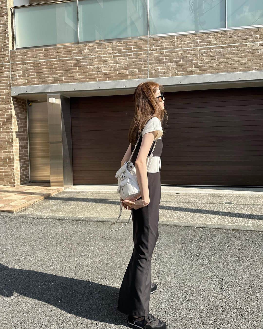 のインスタグラム：「🛵🤍🖤 ㅤㅤㅤㅤㅤㅤㅤㅤㅤㅤㅤㅤㅤ 2wayで着られる 可愛いすぎーるopsが完成。 ㅤㅤㅤㅤㅤㅤㅤㅤㅤㅤㅤㅤㅤ タイミングよく仕上がり東京に連れてきたよ〜❤︎ バイカラーのもう１色もとても良きです🫣 ㅤㅤㅤㅤㅤㅤㅤㅤㅤㅤㅤㅤㅤ ㅤㅤㅤㅤㅤㅤㅤㅤㅤㅤㅤㅤㅤ #ワンピース#キャミワンピ#ブラックスニーカー#チビt#ブラックコーデ#モノトーンコーデ#モノトーン#スニーカーコーデ#ワンピースコーデ#サングラス#春服#春コーデ#東京旅行#大人カジュアル#도쿄여행#shoponpon」