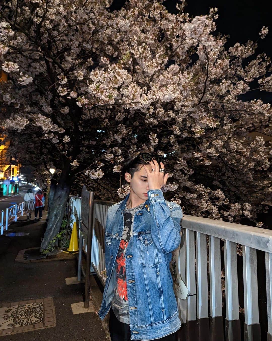 中里真哉斗さんのインスタグラム写真 - (中里真哉斗Instagram)「cherry blossoms at night 😘 目黒の夜桜見に行ったらライトアップ終わってた🥲🥲 ・ ・ ・ ・ ・ ・ ・ ・ ・ ・ ・ ・ ・ ・ ・ #fashion #03 #fyp #foryou  #Japan #Japanlife #Japanese #Japaneseboy #lifestyle #Tokyo #tokyolife #outfit#ootd#street#memories #workout  #cherryblossom」4月3日 19時00分 - myt_002