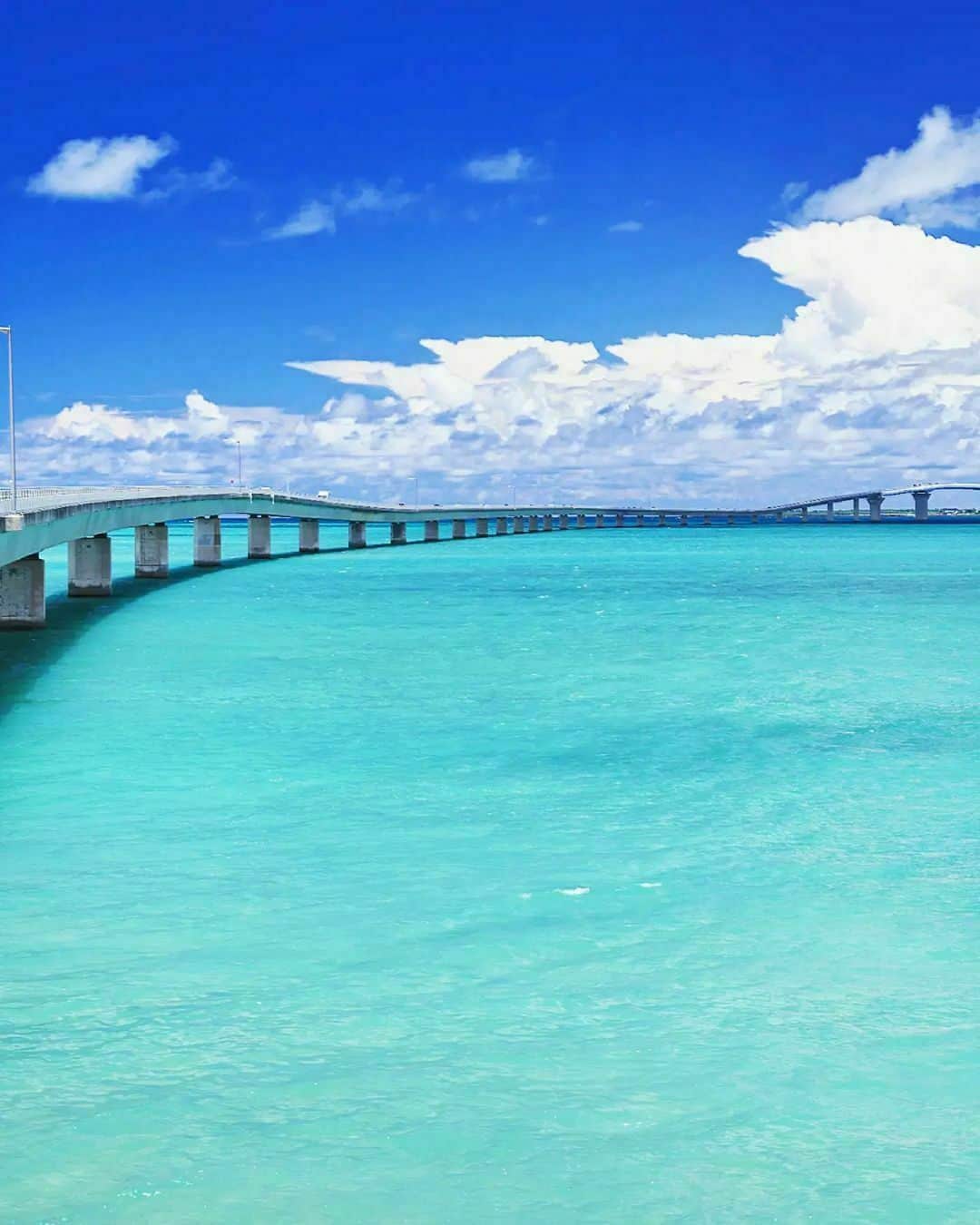 JALさんのインスタグラム写真 - (JALInstagram)「. エメラルド色の海に架かる #伊良部大橋 💙 どこまでも広がるサンゴの海をドライブ🚗 #MyAprilAdventure   Irabu Ohashi Bridge, Okinawa, feel like drive a car in the sea of emerald green. . . Photo by @okinawa_tomo_maru Post your memories with #FlyJAL  #JapanAirlines #JAL #travel #🇯🇵 #沖縄 #宮古島 #伊良部島 #宮古ブルー #伊良部ブルー #海 #青空 #ビーチ #リゾート #自然 #ドライブ #伊良部大橋ドライブ #珊瑚の島 #沖縄の風景 #沖縄の景色 #沖縄フォト #沖縄旅行 #宮古島旅行 #日本 #日本の絶景 #国内旅行 #旅行 #日本航空」4月3日 17時30分 - japanairlines_jal