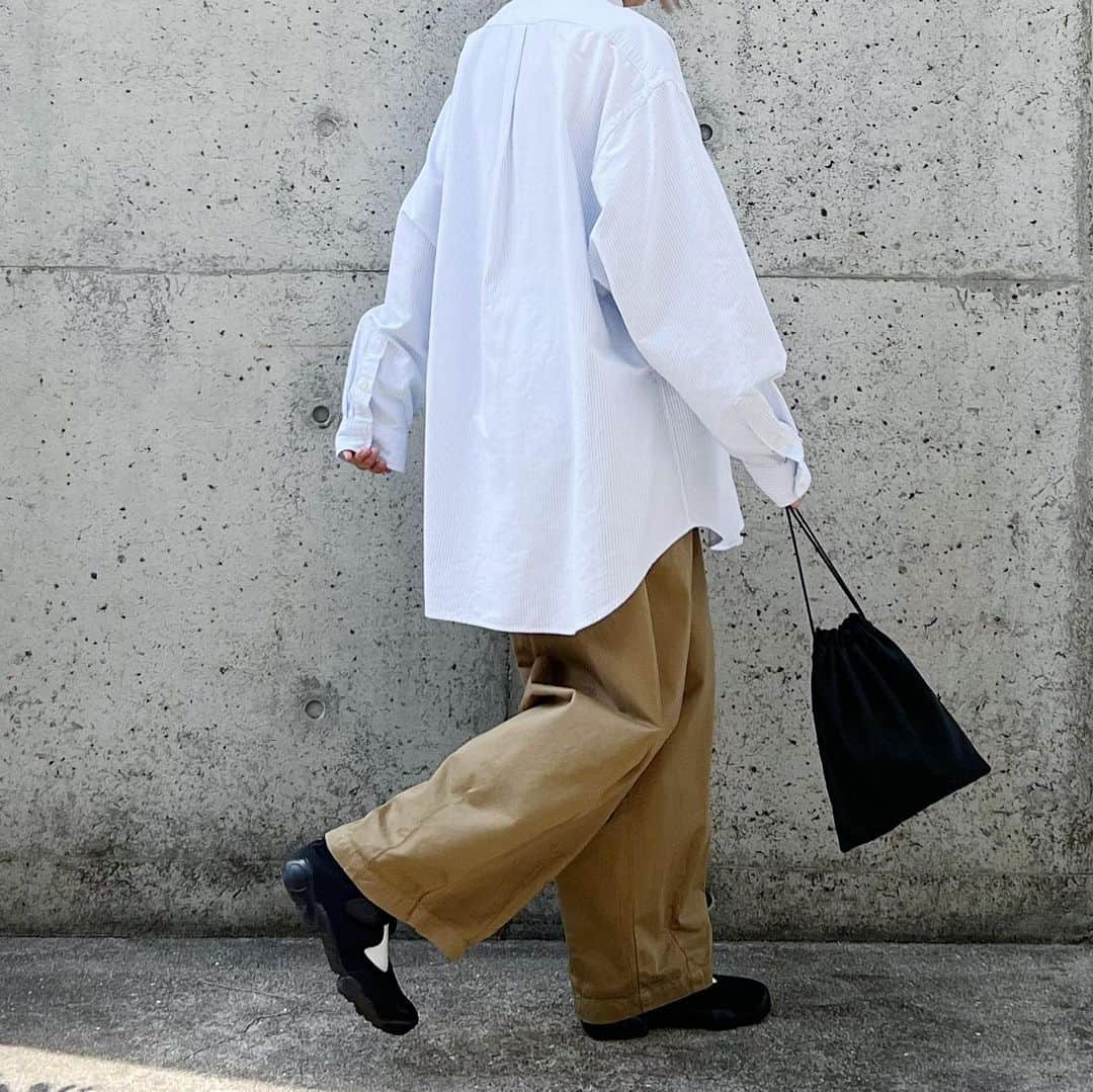 ryokoさんのインスタグラム写真 - (ryokoInstagram)「▪︎  大きめなシャツとサーカスパンツとエアリフト  .  shirt #tsuzuli bottoms #harvesty shoes #nike bag #era_goods」4月3日 21時00分 - ryo___ka