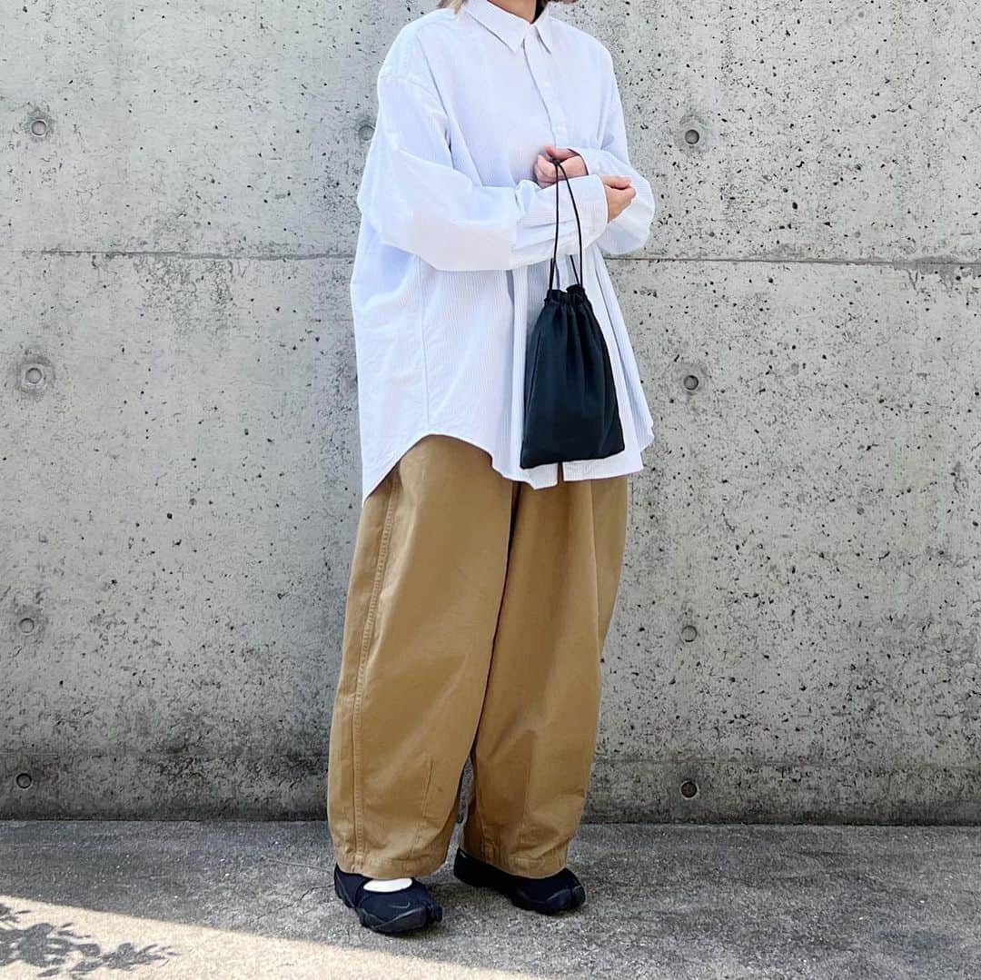 ryokoさんのインスタグラム写真 - (ryokoInstagram)「▪︎  大きめなシャツとサーカスパンツとエアリフト  .  shirt #tsuzuli bottoms #harvesty shoes #nike bag #era_goods」4月3日 21時00分 - ryo___ka