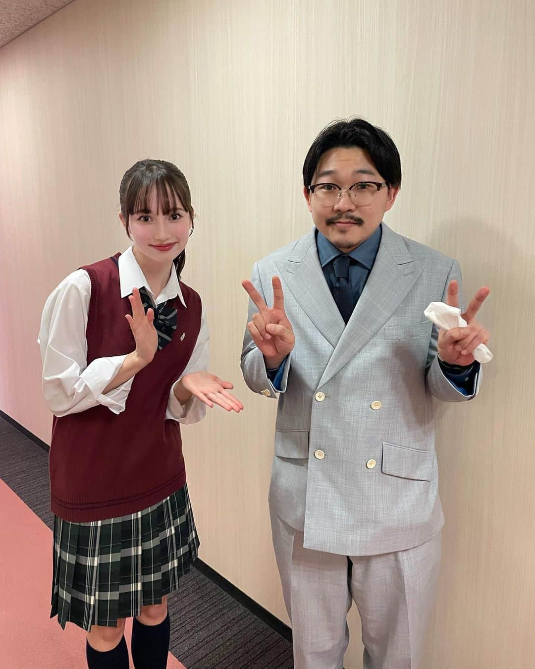 神谷侑理愛のインスタグラム：「🍃🌸 ⁡ オズワルドの伊藤俊介さんにもお写真撮って頂きました🧑🏻‍💼 ⁡ 初めましてだったのですが、 お写真も快く承諾して下さりとても嬉しかったです🪁 新衣装も凄くかっこよかったです👔 ⁡ ⁡ #ワイドナショー #ワイドナティーン #神谷侑理愛 #フジテレビ」