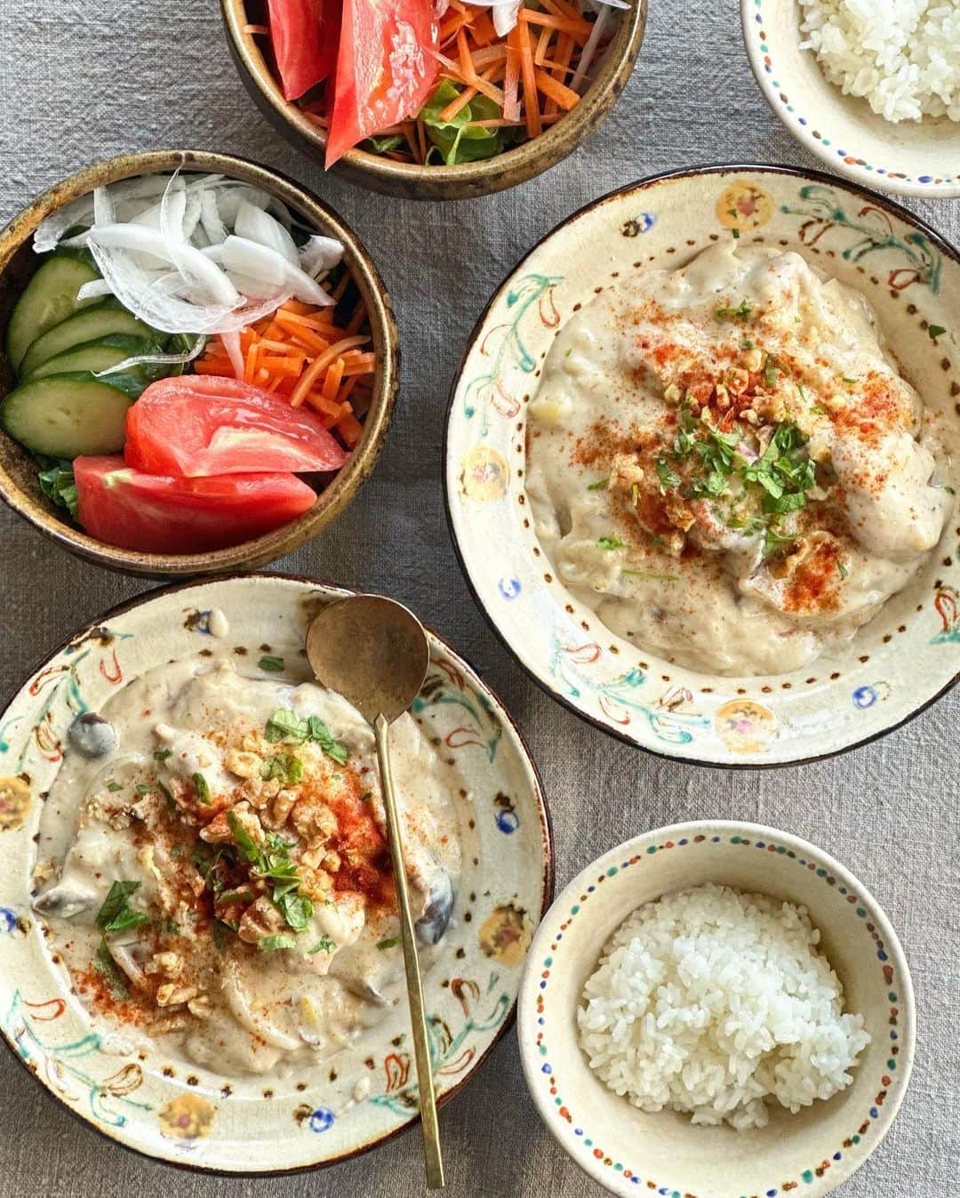 のインスタグラム：「今日のブランチ  シュクメルリ  今朝は @oisix  さんの #kitoisix のシュクメルリを。 鶏肉をガーリックで炒め、ホワイトソースやらチーズやら入ってて、めちゃくちゃ濃厚で美味しかった！  鶏のクリーム煮はいつも生クリームつかってやってるんだけど、ホワイトソースバージョンも美味しいな♡  美味しかったので、今度再現レシピやってみよ😋 鶏もも肉で今回のはつくりましたが、むね肉でもおいしそうだな。豚肉でもいけそう🤣🤣  調べたらシュクメルリはジョージア料理らしい。 初めて名前聞いたわ😂」