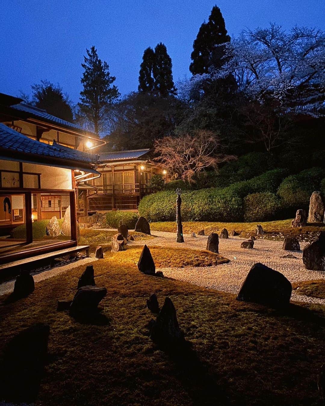 池田莉子さんのインスタグラム写真 - (池田莉子Instagram)「京都ヨガリトリート🧘‍♀️  沢山写真があるのでリールに、 まとめましたが写真の投稿も🤭🤍  今回のリトリートも沢山の芸術に触れることが 出来ました。 お寺ヨガをさせて頂いた東福寺光明院さんでは @nellshiina さんの個展の期間中で作品を見ながら ゆったりヨガをする事が出来ました📿  とても美しいので京都に行かれる方は是非光明院さんへ 個展は9日までです。  一枚目の写真の枯山水庭園にも作品が✨✨  #kyoto #tohukuji #komyoin  #ryosokuin #yoga #art #光明院 #両足院 #お寺ヨガ #京都 #枯山水庭園 #東福寺 #建仁寺」4月3日 17時39分 - ricoikeda