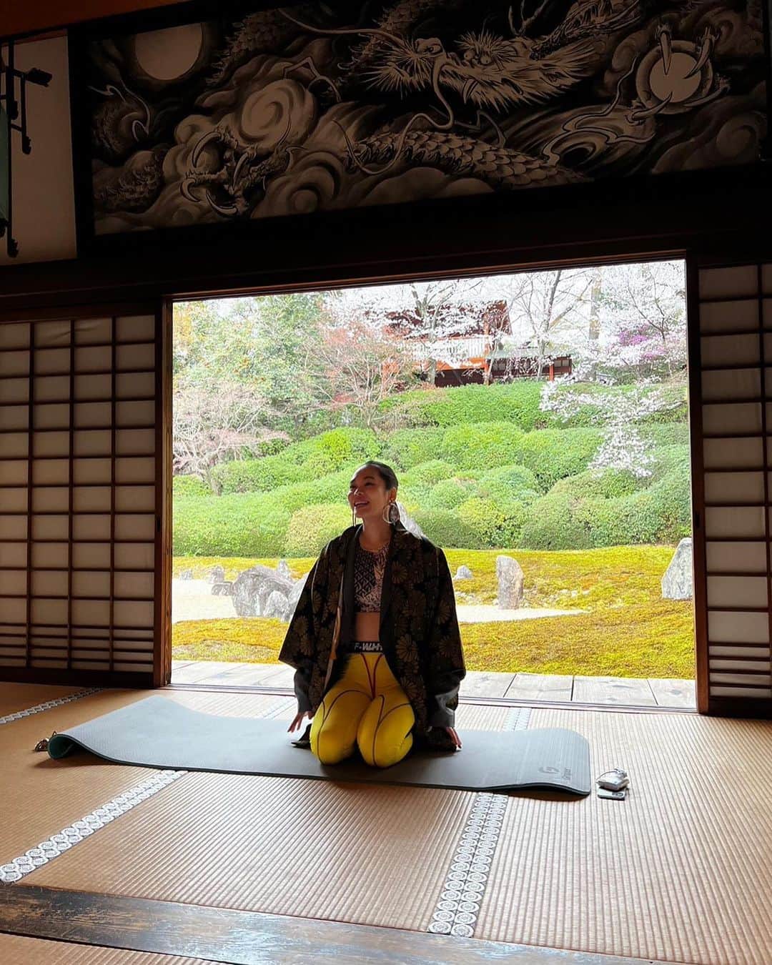 池田莉子さんのインスタグラム写真 - (池田莉子Instagram)「京都ヨガリトリート🧘‍♀️  沢山写真があるのでリールに、 まとめましたが写真の投稿も🤭🤍  今回のリトリートも沢山の芸術に触れることが 出来ました。 お寺ヨガをさせて頂いた東福寺光明院さんでは @nellshiina さんの個展の期間中で作品を見ながら ゆったりヨガをする事が出来ました📿  とても美しいので京都に行かれる方は是非光明院さんへ 個展は9日までです。  一枚目の写真の枯山水庭園にも作品が✨✨  #kyoto #tohukuji #komyoin  #ryosokuin #yoga #art #光明院 #両足院 #お寺ヨガ #京都 #枯山水庭園 #東福寺 #建仁寺」4月3日 17時39分 - ricoikeda