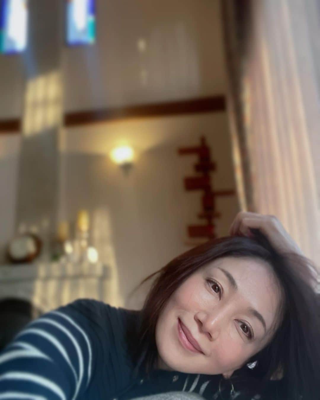 坂村かおるのインスタグラム：「なん〜にもしない日、ソファーに寝転びながら庭を眺めぼっーとしていたい‥ ・ なんて事は、性格上出来ない💦 ・ これから夕飯の支度！支度！ ・ ・  いつも「いいね！」を頂きありがとうございます！ 皆さんのコメントに元気を貰っています😊 #クィーンオブ美魔女 #team美魔女 #美ST #坂村かおる #トータルビューティーアドバイザー #美しく老いる #バランス #美容 #コスメ #ファッション #今日のコーデ #トータルバランス #お洒落な人と繋がりたい #コスメ好きな人と繋がりたい #美意識高い人と繋がりたい #美魔女 #美魔女が変わる #アップデートしてる人と繋がりたい #自分らしくアップデート」