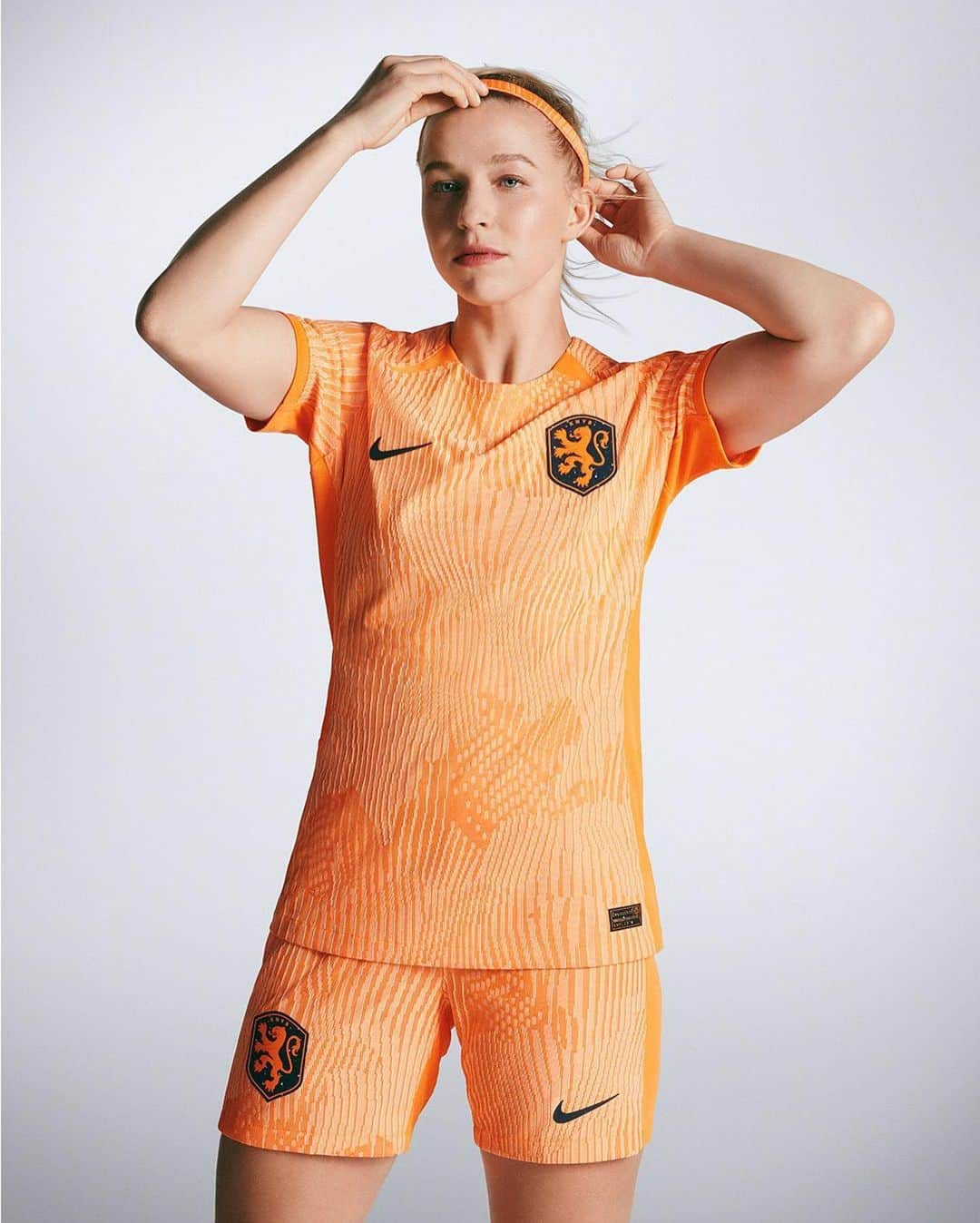 ジャッキー・グローネンさんのインスタグラム写真 - (ジャッキー・グローネンInstagram)「Can’t wait to be able to play in these new kits 🇳🇱!   Wat vinden jullie?」4月3日 17時33分 - jackie_groenen_14