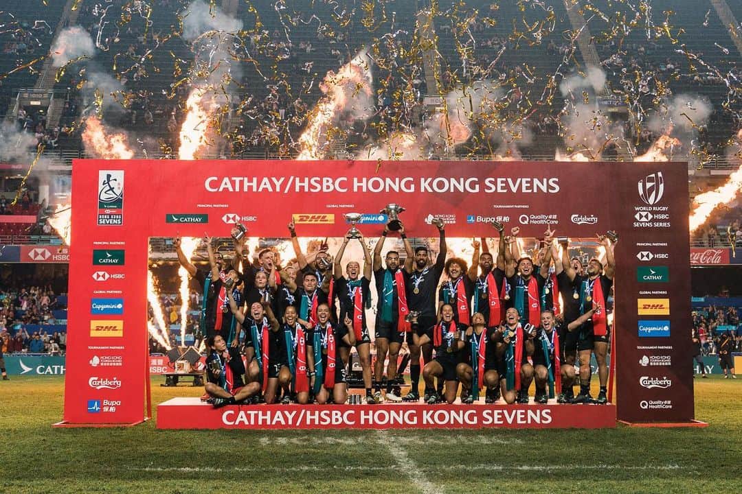 Discover Hong Kongのインスタグラム：「The Hong Kong Sevens has wrapped up after three days of exciting matches.🏉 Massive congratulations to 2x cup winners🏆 New Zealand and everyone who played on the pitch this weekend! This year’s event was special for two reasons: it featured a women’s competition for the first time, and was also Salom Yiu’s final appearance as a home player.  It's no surprise that the total attendance over the three days exceeded 75,000 people!🙌 The thrilling games ended with a spectacular pyrotechnic display.🎇 Relive the intense action of the tournament with our photo highlights!🥳 一連三日嘅香港國際七人欖球賽圓滿落幕🏉，恭喜紐西蘭隊成為雙料冠軍🏆，同時恭喜所有參賽球員順利完成比賽！今年除咗係七欖首設女子組賽事，亦係姚錦成最後一次係主場代表中國香港隊出戰，別具意義，難怪三日嘅總入場人次超過75,000人！🙌 緊張又刺激嘅賽事以煙火作結🎇，立即睇相重溫現場熾熱氣氛啦！🥳  @hksevens #hk7s #DiscoverHongKong #hellohongkong  Hong Kong welcomes you✈️! Now travellers can get ‘Hong Kong Goodies’ 🛍️vouchers including one FREE welcome drink🍸 in the hottest bars! Check out the details here: bit.ly/HelloHKgoodiesEN. Hope to see you all soon! 香港歡迎你✈️！而家遊客仲可以享用「香港有禮🛍️」消費優惠券，去得獎酒吧免費飲返杯🍸🍹！詳情請留意 bit.ly/HelloHKgoodiesTC」