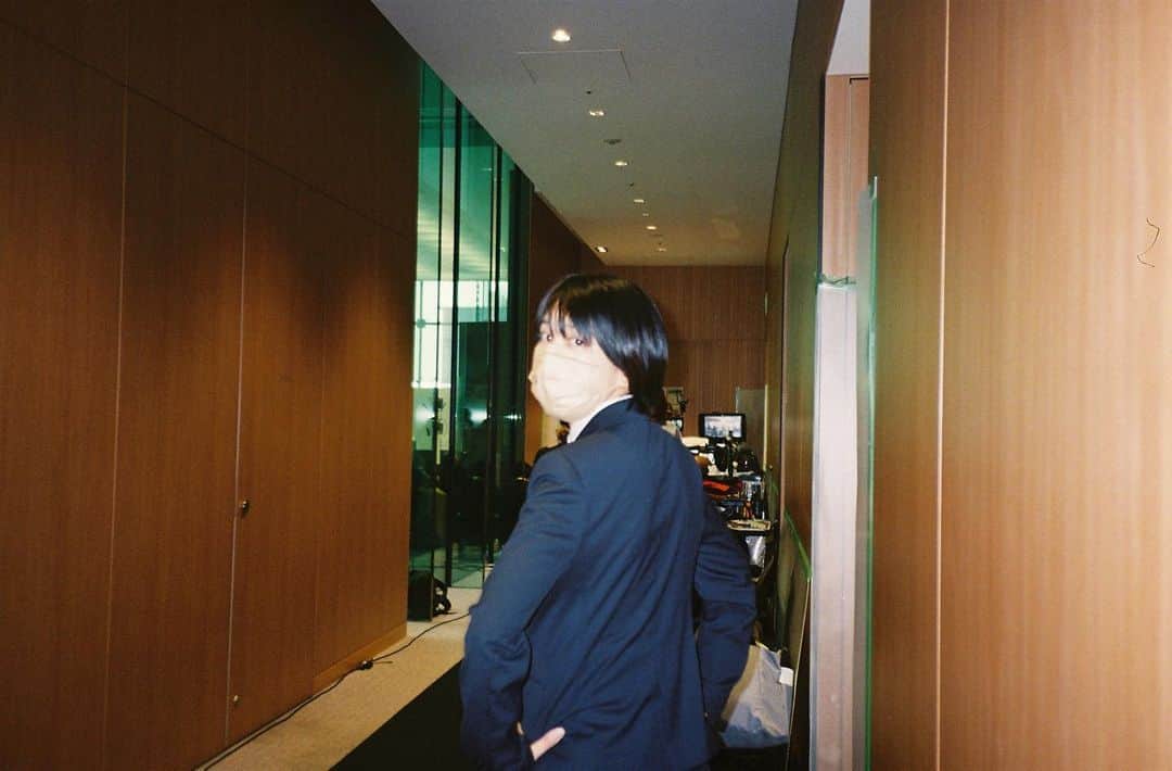 松本穂香さんのインスタグラム写真 - (松本穂香Instagram)「. 就活中の凛子  の背中。  今日から新生活という方も多いと思います。 松本も新しい仕事など秘密裏(?)に動いておりますので 共に頑張りましょう💪🌸  #松本穂香  #エンジェルフライト」4月3日 17時36分 - weekly_matsumoto