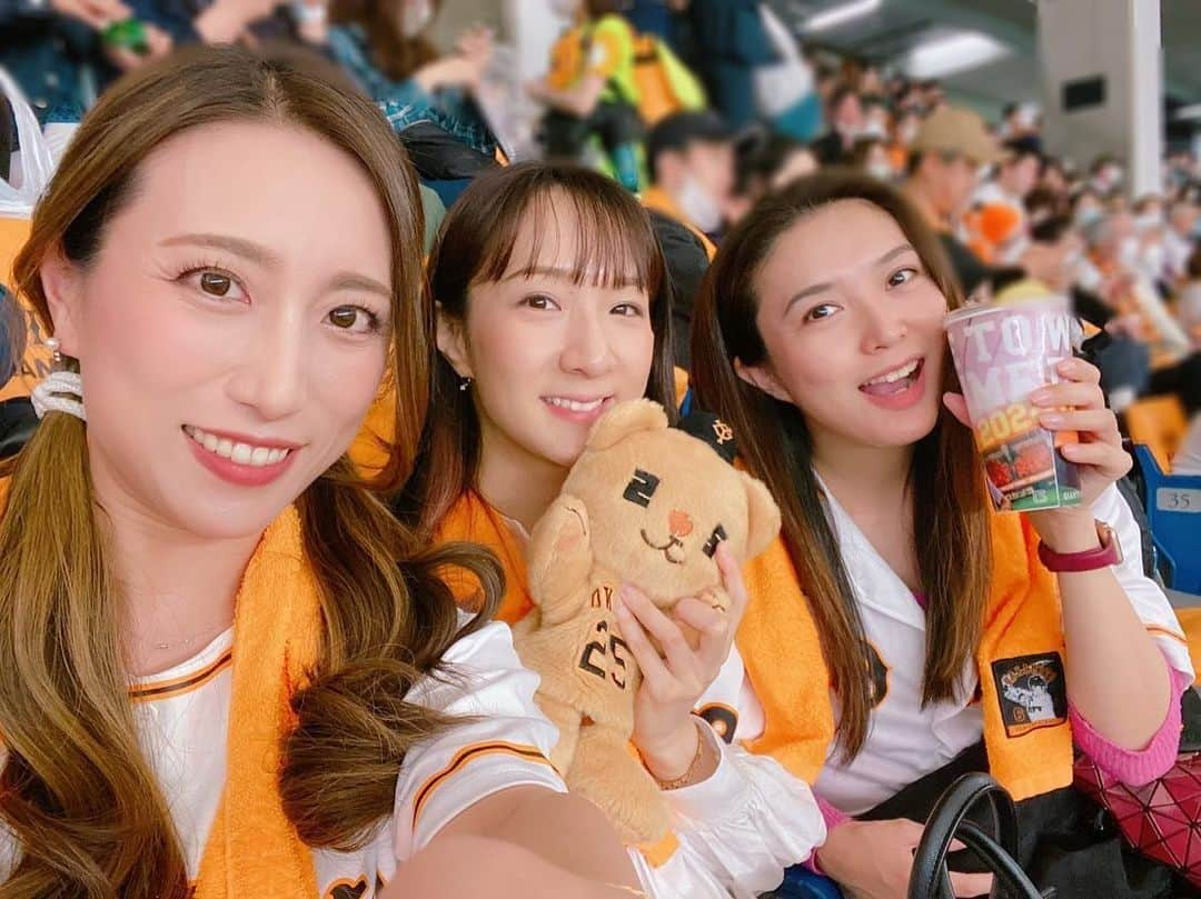 涼瀬みうとさんのインスタグラム写真 - (涼瀬みうとInstagram)「🧡🖤⚾️🖤🧡  いつメンと昨日野球観戦してきました!!  ⚾️巨人×中日⚾️ 3-2でジャイアンツ勝ったよぉ😆🙌😆  今まで野球にあまり興味なかったのだけど、WBCから少しハマり出しちゃってます…🤭✨笑 ほんと野球おもしろ〜い！！！ 東京ドームすごい熱気なんだからー❤️‍🔥❤️‍🔥❤️‍🔥  ちゃんと応援グッズ着用して観戦だなんて、テンションあがるし、周りの様子みながら、タオル回したり、応援ソング口ずさんだり、、初心者ながらにめちゃめちゃ楽しみました🔰🧡🖤 デーゲームだったのでお昼からビールも飲めたし🍻✨ 最高すぎる１日だったなーっ💓  あ〜興奮冷めぬ。。 丸選手のホームラン、とてもカッコ良かった!!🥹 まる〜最高だよーーー🙆‍♀️💕👏👏👏👏 大勢投手、登場シーンからなんかもう存在感と気迫がめちゃくちゃ凄くてカッコよかった🥰🫶  あぁまた行きたいねぇ😚😚😚 そして私たち…また趣味増えちゃったねw @makotorenjo_king_official  @rei.wd   . . #野球 #プロ野球 #東京ドーム #ジャイアンツ #giants #⚾️ #丸佳浩  #大勢 #大勢はガチ」4月3日 17時37分 - sanae3337777777