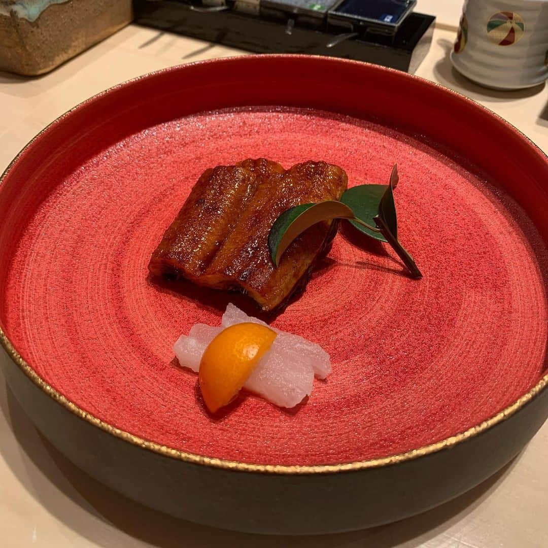 青山日和さんのインスタグラム写真 - (青山日和Instagram)「少し前にはなりますが 　 北新地に新しくできた @sushi_nono_kitashinchi さんに 行ってきました🍣 with @a.asuka.a 姫👸 　 第一の感想は 「メニューが豊富すぎるっ！」 でした。笑 　 たくさんありすぎて迷いましたが 頼んだものは本当に全部美味しい！ 　 雰囲気もすごく素敵で 落ち着いているのに コスパ良き！！ 　 デートにもお友達とのお食事にも 使えそうなお店です😇 　 #北新地グルメ #おすし #大阪デート #梅田ディナー #コスパ良すぎ #酔い」4月3日 17時41分 - hiyo131131