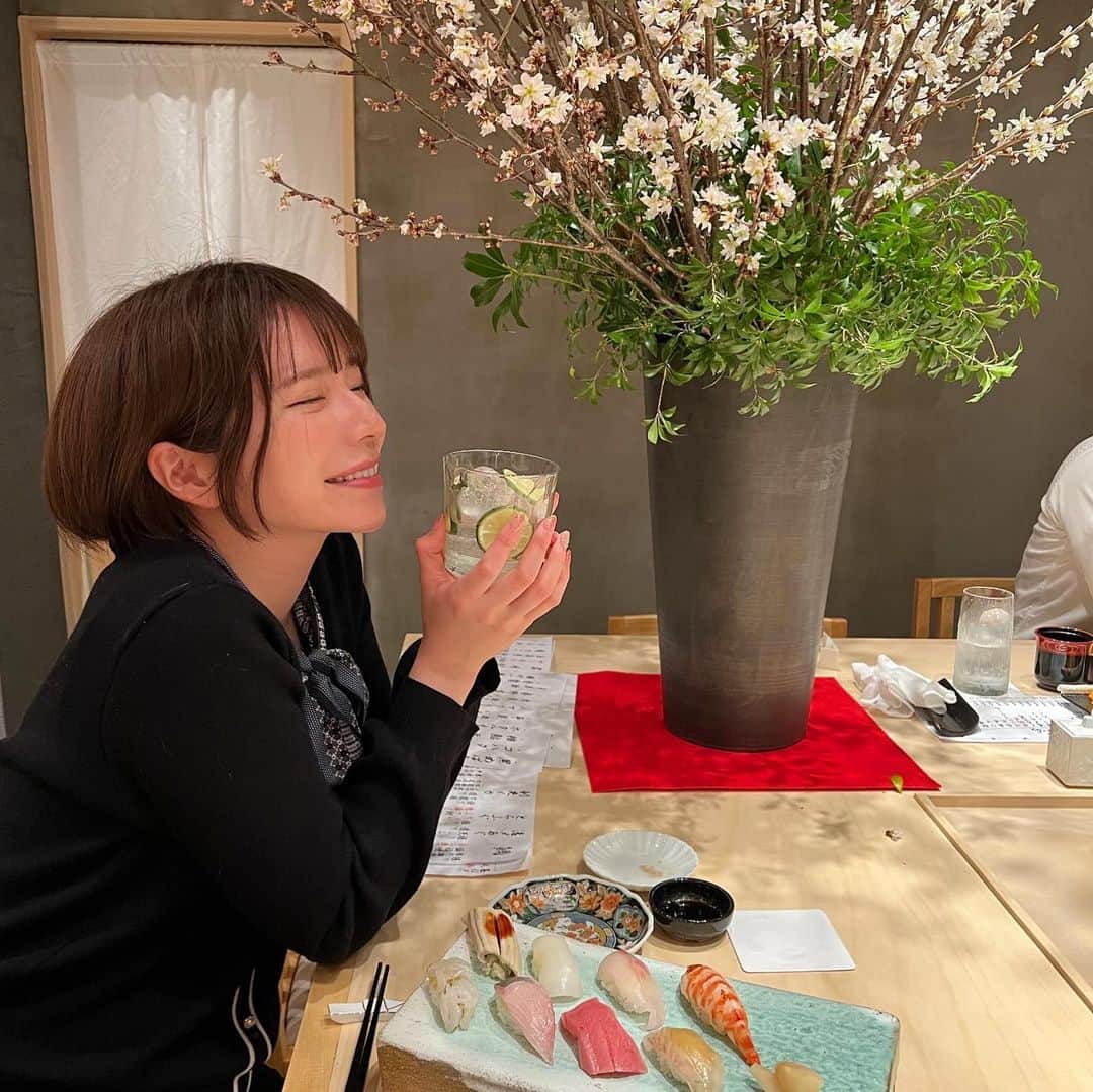 青山日和さんのインスタグラム写真 - (青山日和Instagram)「少し前にはなりますが 　 北新地に新しくできた @sushi_nono_kitashinchi さんに 行ってきました🍣 with @a.asuka.a 姫👸 　 第一の感想は 「メニューが豊富すぎるっ！」 でした。笑 　 たくさんありすぎて迷いましたが 頼んだものは本当に全部美味しい！ 　 雰囲気もすごく素敵で 落ち着いているのに コスパ良き！！ 　 デートにもお友達とのお食事にも 使えそうなお店です😇 　 #北新地グルメ #おすし #大阪デート #梅田ディナー #コスパ良すぎ #酔い」4月3日 17時41分 - hiyo131131