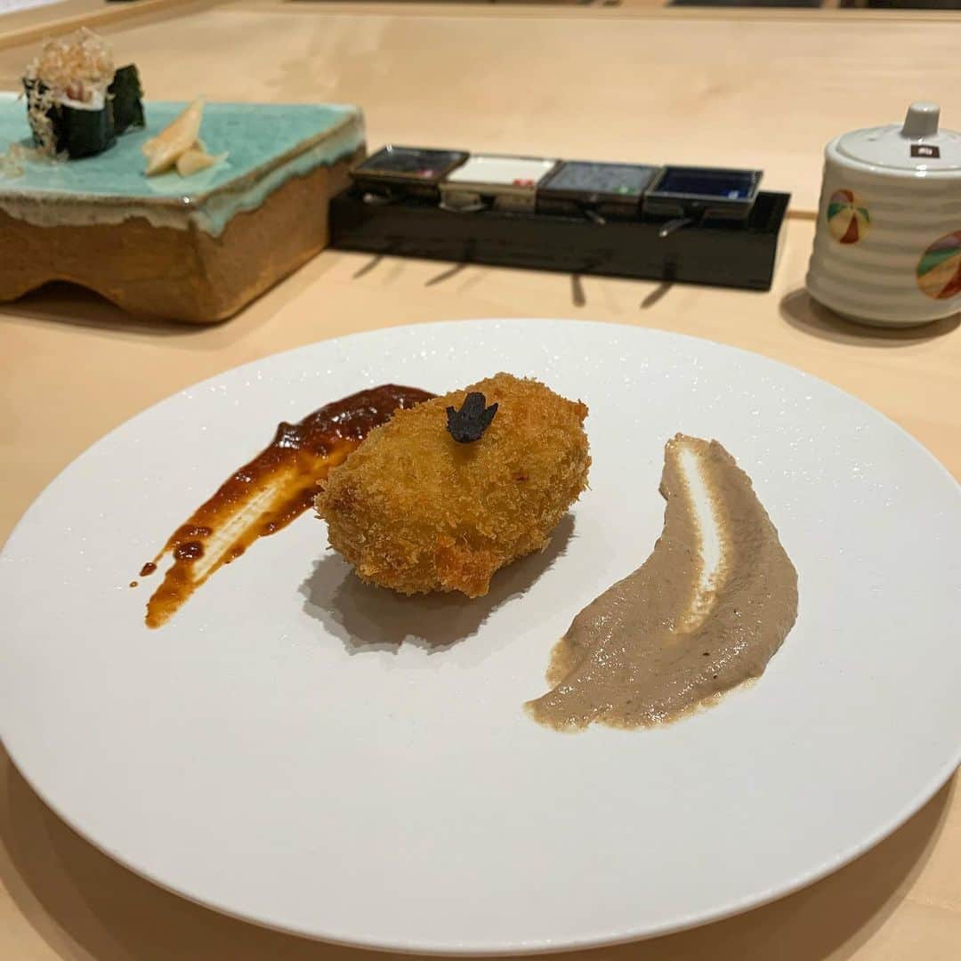 青山日和さんのインスタグラム写真 - (青山日和Instagram)「少し前にはなりますが 　 北新地に新しくできた @sushi_nono_kitashinchi さんに 行ってきました🍣 with @a.asuka.a 姫👸 　 第一の感想は 「メニューが豊富すぎるっ！」 でした。笑 　 たくさんありすぎて迷いましたが 頼んだものは本当に全部美味しい！ 　 雰囲気もすごく素敵で 落ち着いているのに コスパ良き！！ 　 デートにもお友達とのお食事にも 使えそうなお店です😇 　 #北新地グルメ #おすし #大阪デート #梅田ディナー #コスパ良すぎ #酔い」4月3日 17時41分 - hiyo131131