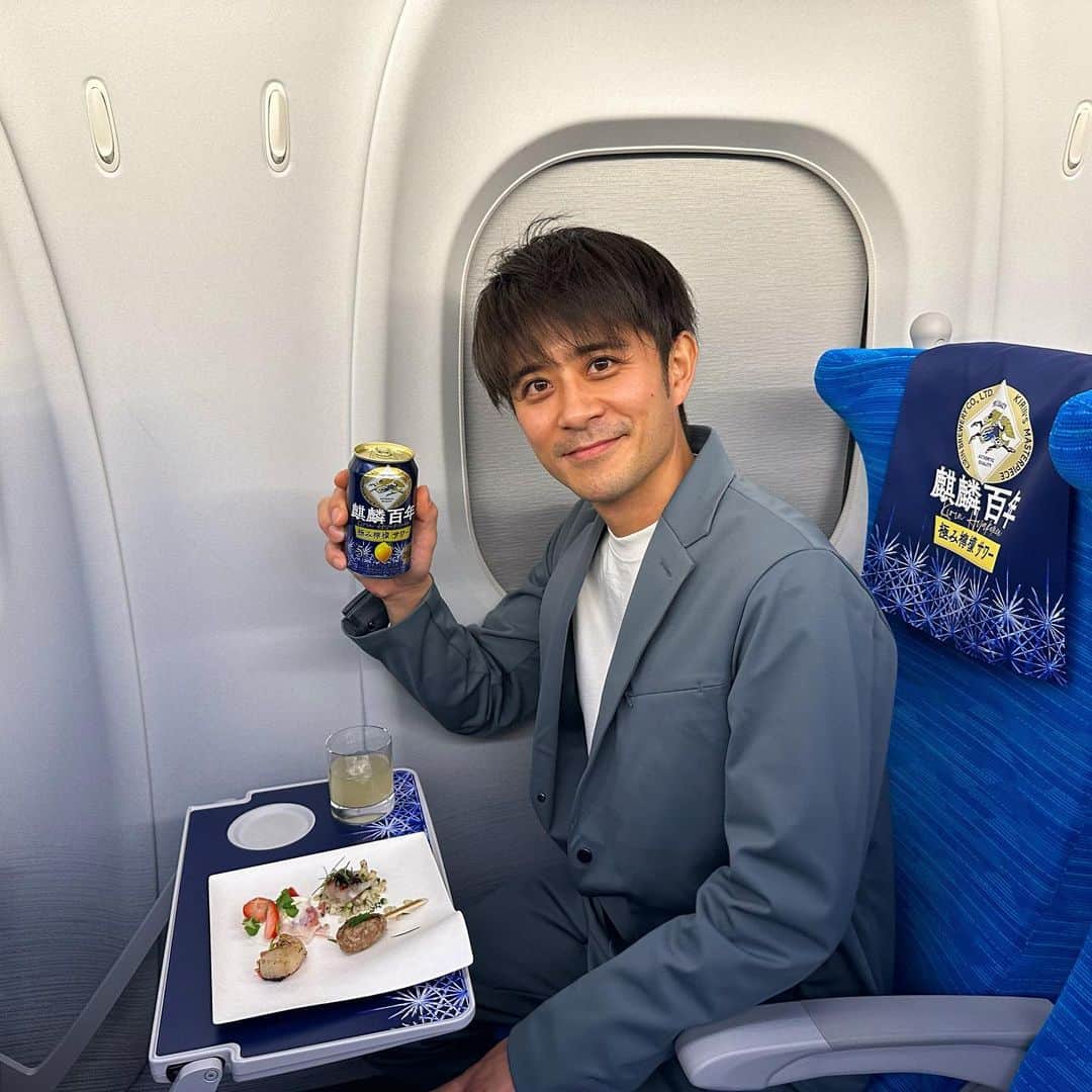 斉藤祥太のインスタグラム：「明日4/4 (火)に発売される  #麒麟百年 極み檸檬サワーを #麒麟百年新幹線 に乗って 一足先に体験してきました!! #極み檸檬サワー は 飲んだ瞬間にシュワっと きめ細やかな泡が広がり、 レモンの香りも味もしっかりしていてとても美味しい!!🍋 あと味はスッキリとしていて、 一緒にいただいた料理とも相性抜群です👌 ビール酵母が使われていることや、キリンビールが培った醸造技術がつめこまれているという開発秘話もお伺いしました。 これは確かに本格派檸檬サワー!! 普段はビールを飲むことが多いのですが、  麒麟百年がファーストチョイスになるかも… ビール派の方も是非飲んでほしいレモンサワーです!! #斉藤祥太 #旅行気分 #pr」