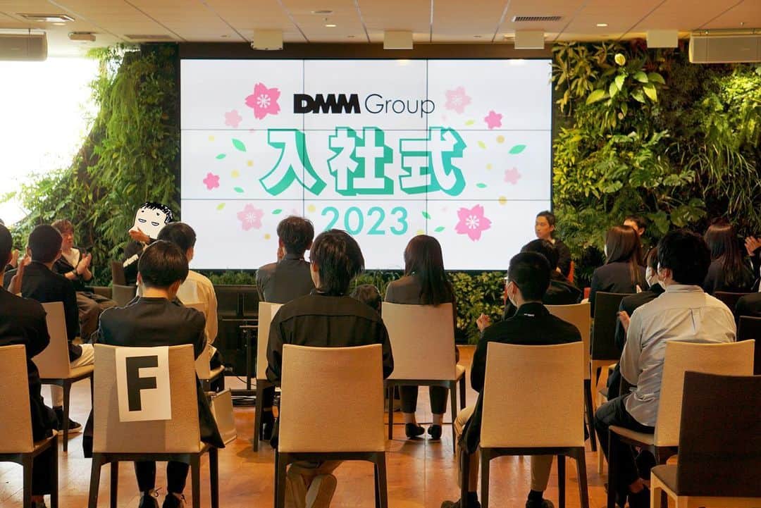 DMM.com公式のインスタグラム：「本日DMMグループの入社式を行い、46人の新たな仲間が加わりました。  これから新入社員のみなさんと一緒に D 誰もが M 見たくなる M 未来 をつくっていけることが楽しみです。  あらためて、ご入社おめでとうございます🌸  入社式のレポートは後日公開予定です！お楽しみに✨  #入社式 #新卒採用」