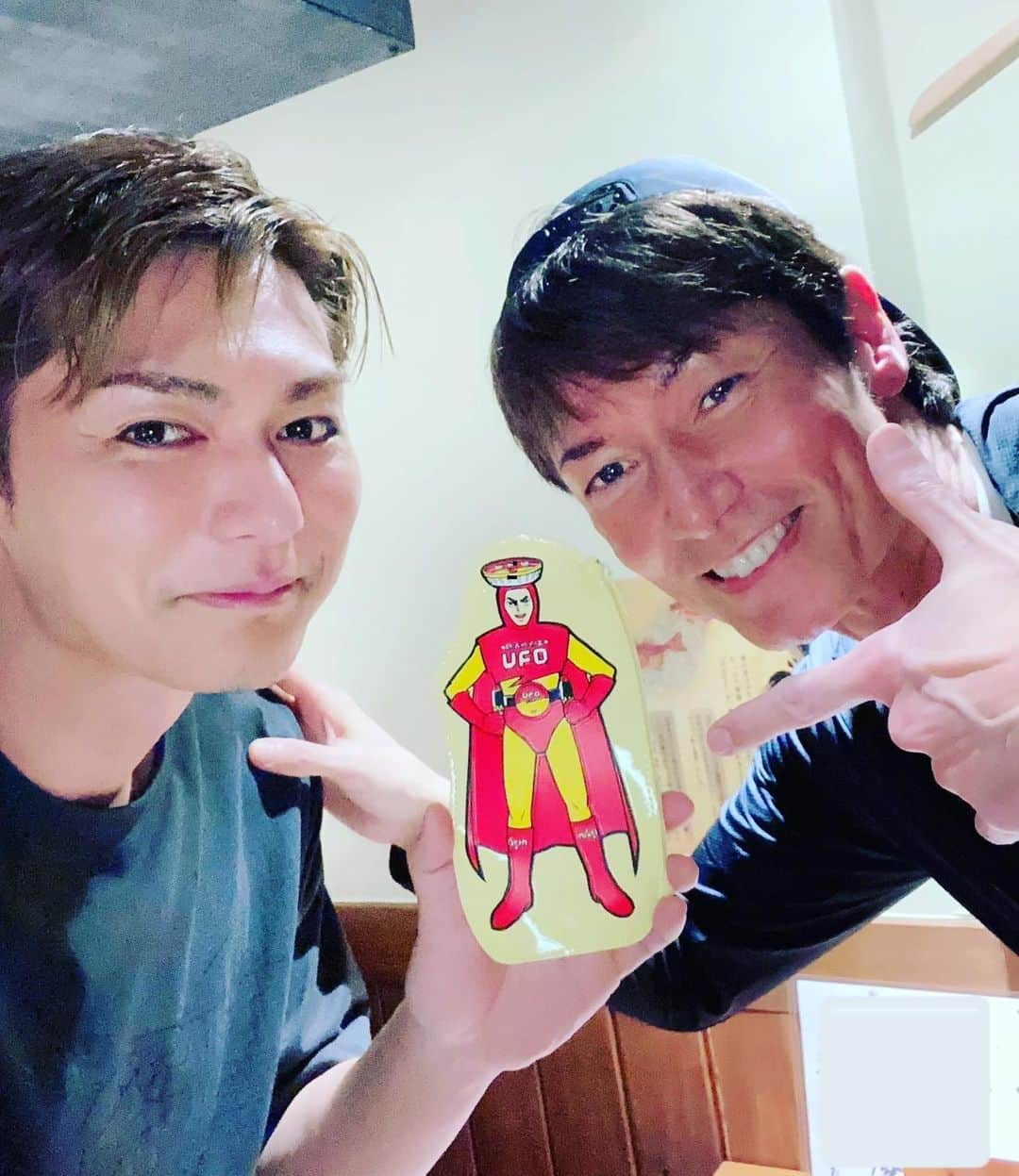 マイケル富岡さんのインスタグラム写真 - (マイケル富岡Instagram)「マイコーの可愛い弟…いや 息子でもおかしくないか…笑 Shokichiの麺に対する愛が〜食に対する情熱が凄すぎて"ヤキソバン"も本望なのだ♡ラーメン界のレジェンド前島さんの還暦を祝う会にて〜レアなヤキソバン分身をプレゼント♪ #ラーメンのレジェンド #前島司 #麺テロリスト #寺田昌之 #shokichi #エグザイル #exile #exileshokichi #マイケル富岡 #タレント #俳優 #日清焼きそば #焼きそばufo #ヤキソバン #麺ヒーロー #ライフワーク #love #friendship」4月3日 17時43分 - michaeltomioka