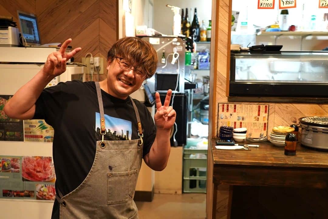 福岡グルメ 福岡ランチ「デビログ」さんのインスタグラム写真 - (福岡グルメ 福岡ランチ「デビログ」Instagram)「途中、メニューの写真も掲載しとります。  めっちゃいい焼肉屋を紹介してもらった！ #東区馬出 に2022年3月にオープンした『焼肉ホルモン人生大ちゃん』では、但馬牛や神戸牛の肉と国産牛の新鮮なホルモンがお手頃価格で食べられるのだ！ ここは、いろんな人のInstagramで見ていたので、気になってたんよね。  初めての人は「大ちゃん盛り合わせ」3,630円税込がオススメ。 上質な肉は口のなかでとろけるし、脂のいやな感じがまったくない！ ホルモンも新鮮で美味すぎるね。  店主の大山さん @ooyamadaisyou も面白いよ。  予約は店のInstagramアカウントからできるので便利。  #焼肉ホルモン人生大ちゃん @yakiniku_horumon_daichan 福岡市東区馬出2-4-3 092-710-6629 17:30～21:30 LO 定休日：水曜日  #福岡グルメ #福岡ディナー #福岡焼肉 #但馬牛 #神戸牛」4月3日 17時49分 - devi_takahashi