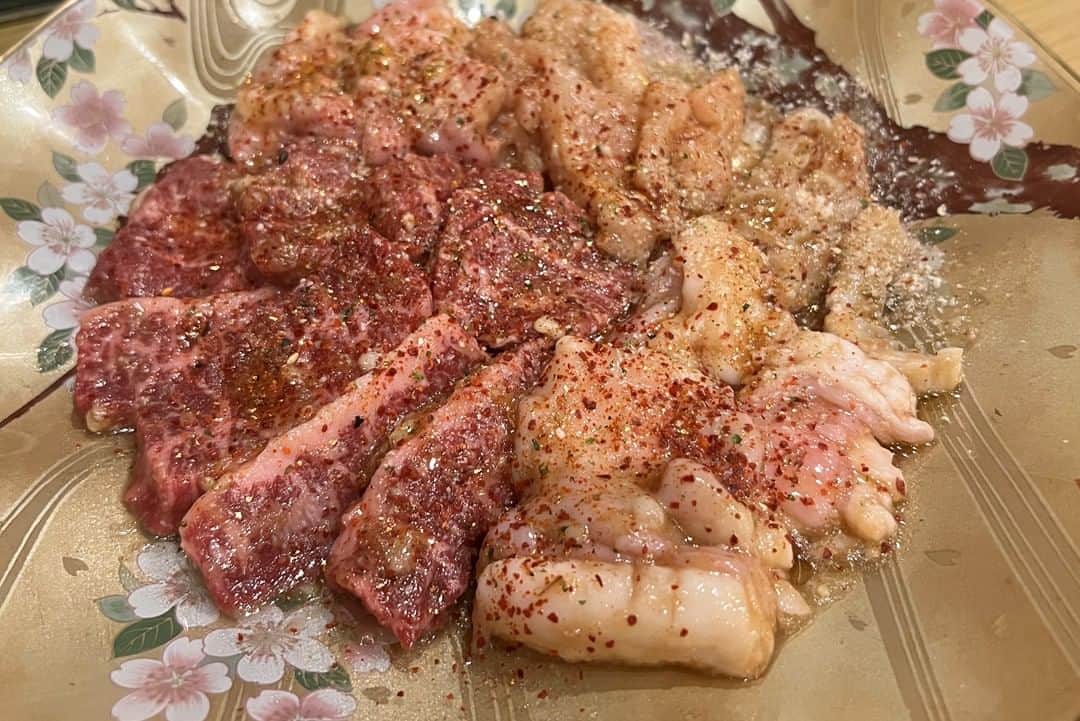 福岡グルメ 福岡ランチ「デビログ」さんのインスタグラム写真 - (福岡グルメ 福岡ランチ「デビログ」Instagram)「途中、メニューの写真も掲載しとります。  めっちゃいい焼肉屋を紹介してもらった！ #東区馬出 に2022年3月にオープンした『焼肉ホルモン人生大ちゃん』では、但馬牛や神戸牛の肉と国産牛の新鮮なホルモンがお手頃価格で食べられるのだ！ ここは、いろんな人のInstagramで見ていたので、気になってたんよね。  初めての人は「大ちゃん盛り合わせ」3,630円税込がオススメ。 上質な肉は口のなかでとろけるし、脂のいやな感じがまったくない！ ホルモンも新鮮で美味すぎるね。  店主の大山さん @ooyamadaisyou も面白いよ。  予約は店のInstagramアカウントからできるので便利。  #焼肉ホルモン人生大ちゃん @yakiniku_horumon_daichan 福岡市東区馬出2-4-3 092-710-6629 17:30～21:30 LO 定休日：水曜日  #福岡グルメ #福岡ディナー #福岡焼肉 #但馬牛 #神戸牛」4月3日 17時49分 - devi_takahashi