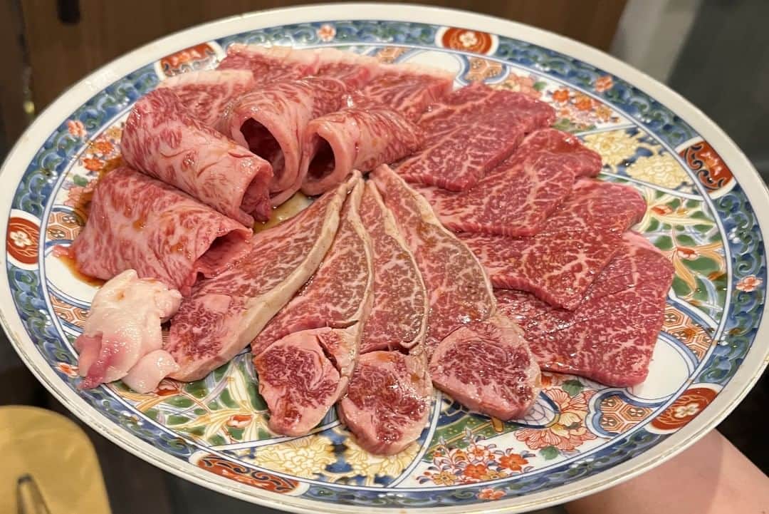 のインスタグラム：「途中、メニューの写真も掲載しとります。  めっちゃいい焼肉屋を紹介してもらった！ #東区馬出 に2022年3月にオープンした『焼肉ホルモン人生大ちゃん』では、但馬牛や神戸牛の肉と国産牛の新鮮なホルモンがお手頃価格で食べられるのだ！ ここは、いろんな人のInstagramで見ていたので、気になってたんよね。  初めての人は「大ちゃん盛り合わせ」3,630円税込がオススメ。 上質な肉は口のなかでとろけるし、脂のいやな感じがまったくない！ ホルモンも新鮮で美味すぎるね。  店主の大山さん @ooyamadaisyou も面白いよ。  予約は店のInstagramアカウントからできるので便利。  #焼肉ホルモン人生大ちゃん @yakiniku_horumon_daichan 福岡市東区馬出2-4-3 092-710-6629 17:30～21:30 LO 定休日：水曜日  #福岡グルメ #福岡ディナー #福岡焼肉 #但馬牛 #神戸牛」
