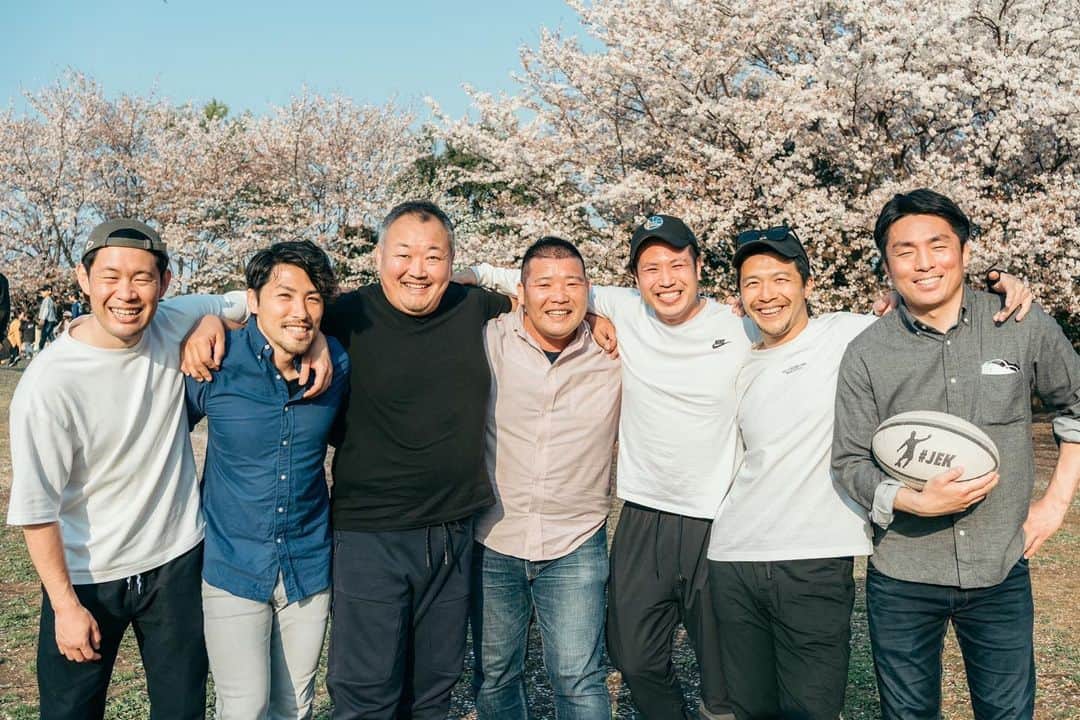 君島良夫のインスタグラム：「数年ぶりの開催、アークスファミリーと花見。間が開いたりもしたけど、かれこれ15年くらいやってるこの会。いつ集まっても、家族ができても、みんな変わらないね。長生きしてね👌🏼」