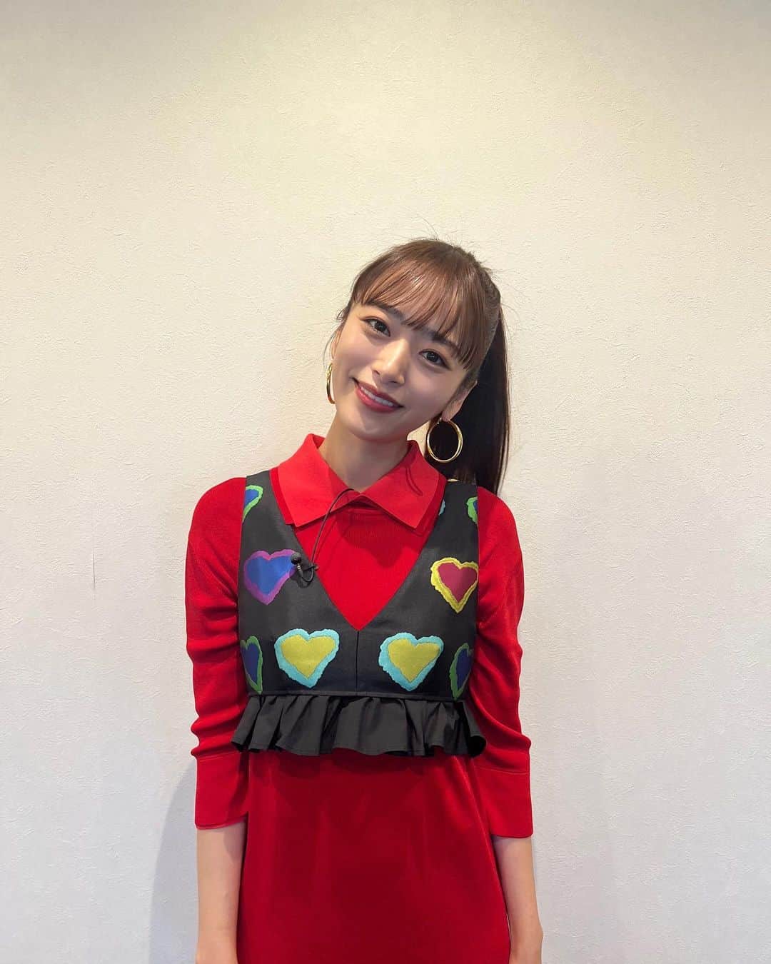近藤千尋のインスタグラム：「土曜はカラフル！！！の生放送📺💕  ありがとうございました😍✨ アンミカさんのスーパーポジティブパワーを いつも勝手に頂いちゃう私🫶🏻笑❤️ カラフルってゆうことで カラフル衣装🥰(単純)  動画の私は寝ているんじゃなくて、 ポニーテールしてもらう時は こめかみを下にすると 目がつりにくいんだよ〜😍✨✨笑  #近藤千尋衣装  bustier @maisonspecial_women one-piece @roomno.8_official pierce @abiste_official shoes @miharayasuhiro_official」