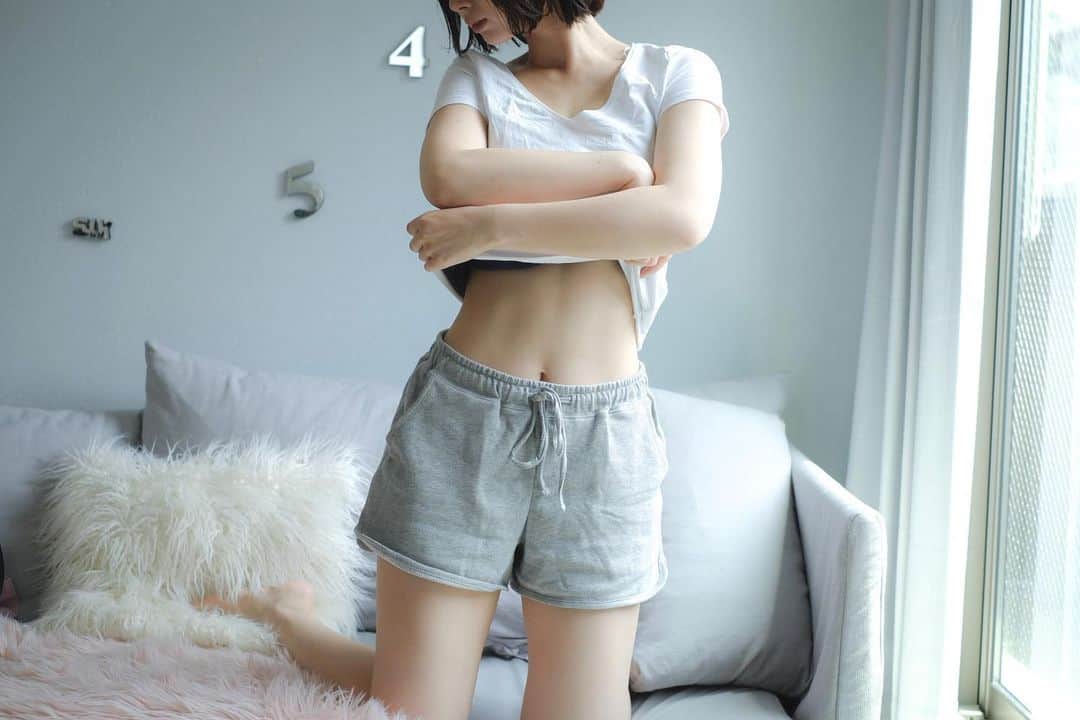 のインスタグラム：「. 産前の腹筋を手に入れよう🫶  @sarongifu201 さんで腹筋トレーニングをしたよ！  トレーニングと言っても筋トレとかマッサージと違って、呼吸しながら腹筋に力入れたりして施術していくよ。  聴診、打診、触診、腹圧検査を行いながら一人一人に合わせて施術を行うみたいで、説明とかも専門的で信頼できた！  2枚目のbefore &afterがびっくり‼️ 両方とも全く力入れてなくてノーマルカメラだよ。 むしろかなり力抜いてる状態で施術後は筋ができてる😍  最後はDiorの高級ボディクリームで肌の状態良くしてもらった♪ DiorやCHANELを使ったマッサージもあるみたい。 贅沢すぎる！  1日経って昨日もご飯普通に外食でもりもり食べたけど、お腹の状態維持してる♪ しかも、きついトレーニングとかしてないのに筋肉痛🤣 びっくりー！！！ ちなみに今日ブラジャーのホックがゆるゆるでいつもよりも一つつめたよ✌️  あと出産でおへその形も変わってしまったのもだいぶ改善してもらえた✨  産前のお腹諦めてたけど、希望持てそー😆  また行きたい！！！  #腹筋トレーニング#Dior#CHANEL#腹筋#産後ダイエット #くびれ#ウエスト#お腹痩せ #ダイエット#名古屋#岐阜#お腹引き締め #ウエストくびれ #ボディクリーム#腹筋女子 #美容#beforeandafter」