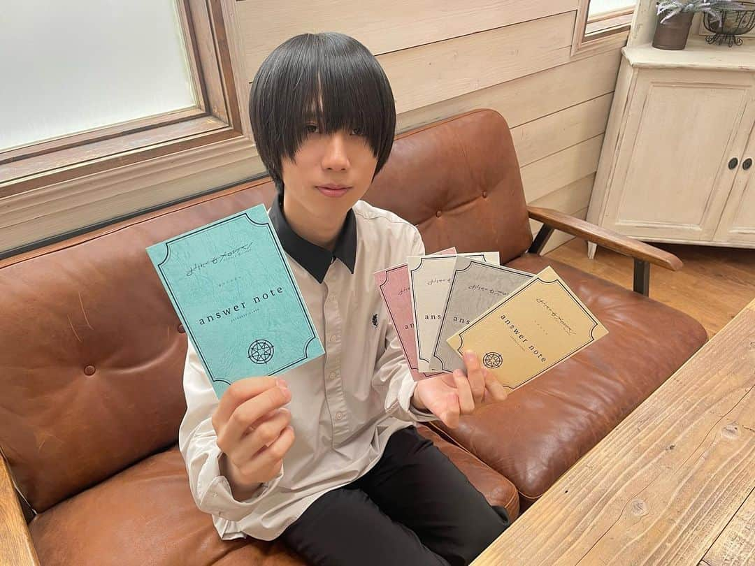 おいしくるメロンパンのインスタグラム：「. 7th MA『answer』店舗別予約特典 「answer note」が届きました✨  文庫本サイズのノートで、素敵なデザインになっております📖  さらに、裏表紙にはあらすじ風の各収録曲にまつわるナカシマの書き下ろしテキスト入りです🖊  ご予約はストーリーズの『answer』ハイライトから！  #answer」