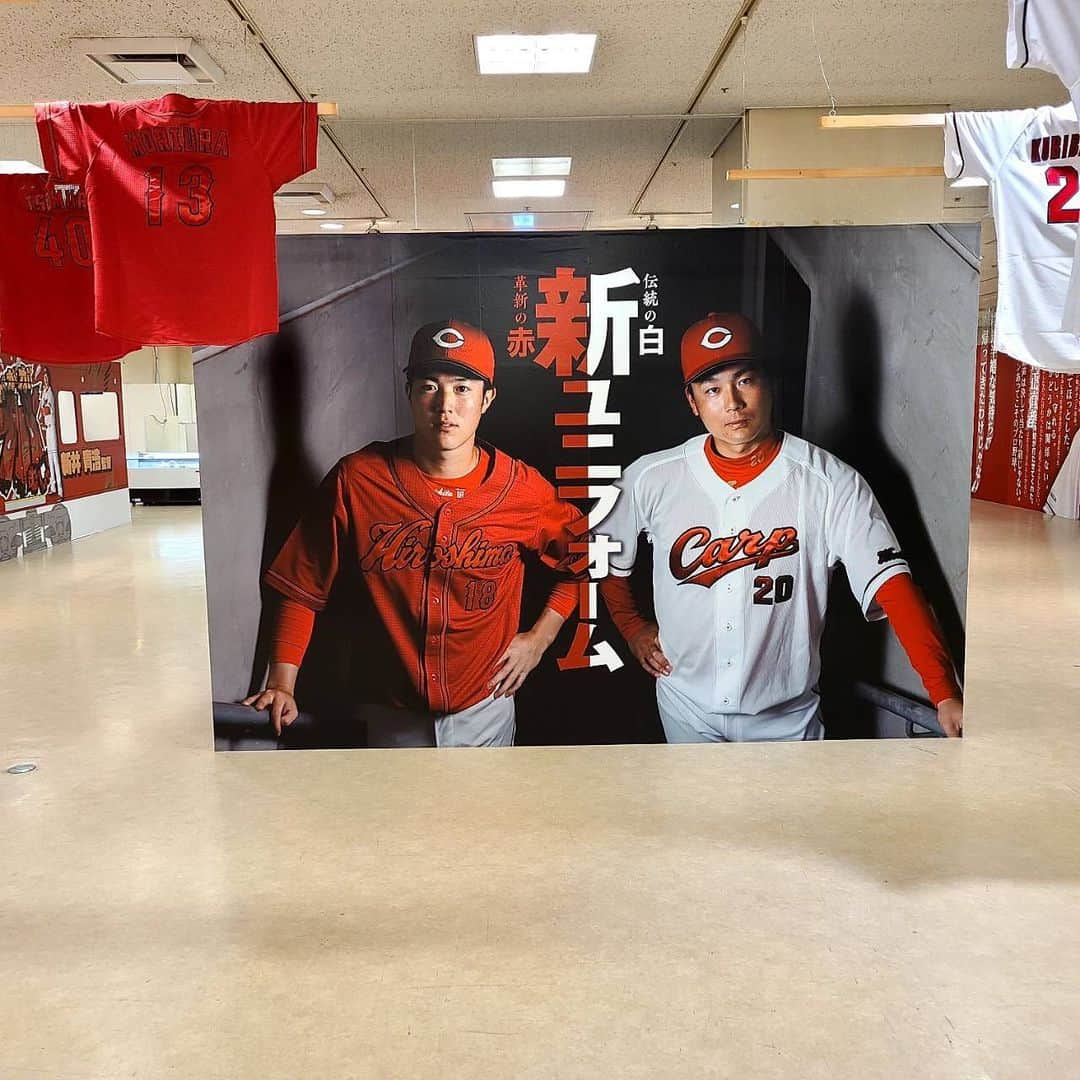 新井貴浩さんのインスタグラム写真 - (新井貴浩Instagram)「お知らせ　/　STAFFより  「2023 カープファンフェスト」  福屋広島駅前店８F 催場で 4月11日（火）まで開催中！  ※連日19:30閉場 最終日11日（火）17:30閉場  ホーム開幕の6連戦の 応援企画として 新井監督直筆サイン付の オリジナルTシャツが 数量限定で抽選販売！  受付場所：2023カープファンフェスト会場内  受付期間：4月4日(火)〜9日(日)  【応募方法】  会場に備え付けの応募用紙に必要事項をご記入の上、応募箱にご投函ください。   ※応募はお一人様1枚限りとさせていただきます。  【当選発表について】  抽選は4月中旬ごろ行います。  当選されたお客様には売場からご連絡いたします。   商品のお渡しは福屋広島駅前店9階カープグッズ売場で行います。   ※商品の受け渡し期間は5月末までとさせていただきます。  詳しくは「福屋広島駅前店」の公式サイトをご確認ください  ↓↓  https://www.fukuya-dept.co.jp/ekimae/special/?p=carpFanfest2023  #広島 #プロ野球 #広島東洋カープ #カープファンフェスト #福屋 #応援 #感謝 #新井貴浩」4月3日 18時06分 - araitakahiro_official