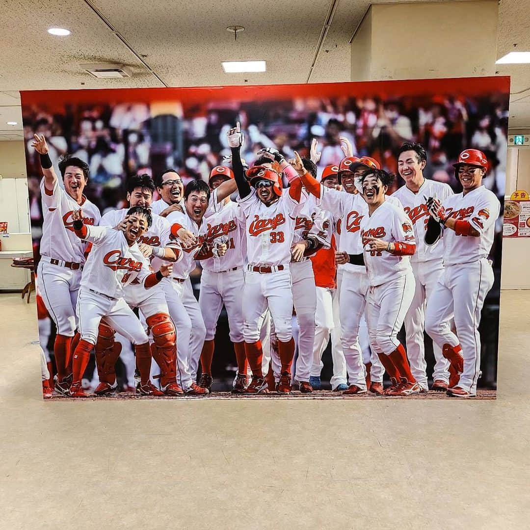 新井貴浩さんのインスタグラム写真 - (新井貴浩Instagram)「お知らせ　/　STAFFより  「2023 カープファンフェスト」  福屋広島駅前店８F 催場で 4月11日（火）まで開催中！  ※連日19:30閉場 最終日11日（火）17:30閉場  ホーム開幕の6連戦の 応援企画として 新井監督直筆サイン付の オリジナルTシャツが 数量限定で抽選販売！  受付場所：2023カープファンフェスト会場内  受付期間：4月4日(火)〜9日(日)  【応募方法】  会場に備え付けの応募用紙に必要事項をご記入の上、応募箱にご投函ください。   ※応募はお一人様1枚限りとさせていただきます。  【当選発表について】  抽選は4月中旬ごろ行います。  当選されたお客様には売場からご連絡いたします。   商品のお渡しは福屋広島駅前店9階カープグッズ売場で行います。   ※商品の受け渡し期間は5月末までとさせていただきます。  詳しくは「福屋広島駅前店」の公式サイトをご確認ください  ↓↓  https://www.fukuya-dept.co.jp/ekimae/special/?p=carpFanfest2023  #広島 #プロ野球 #広島東洋カープ #カープファンフェスト #福屋 #応援 #感謝 #新井貴浩」4月3日 18時06分 - araitakahiro_official