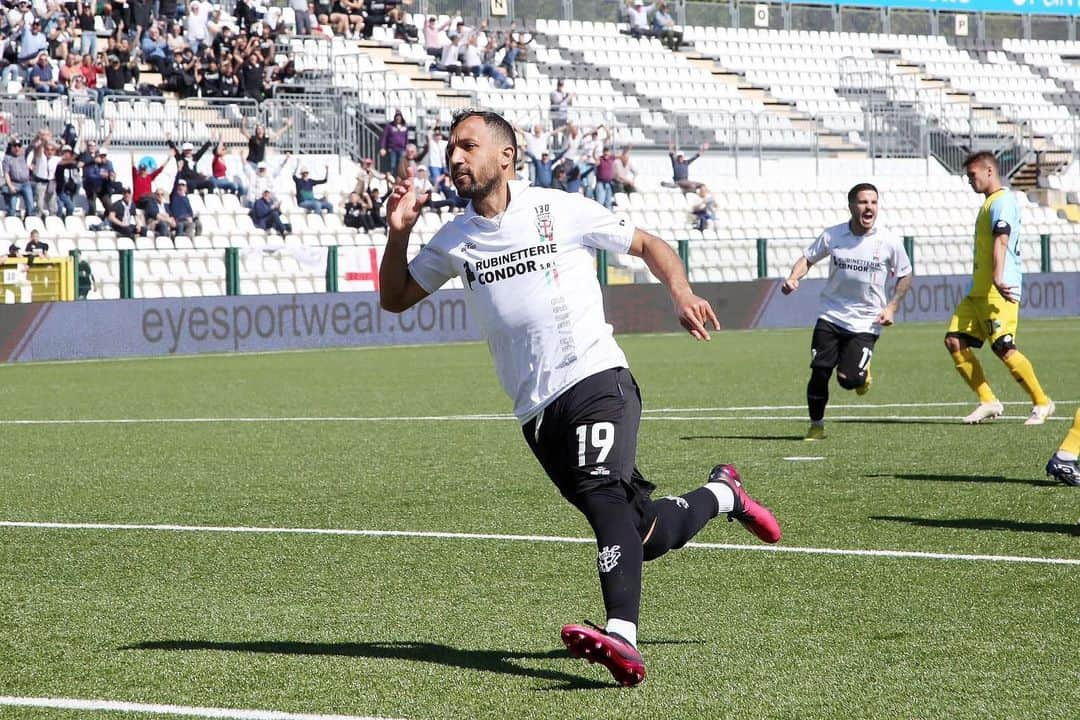 カリム・ラリビのインスタグラム：「#BDL ⚽️🦿」