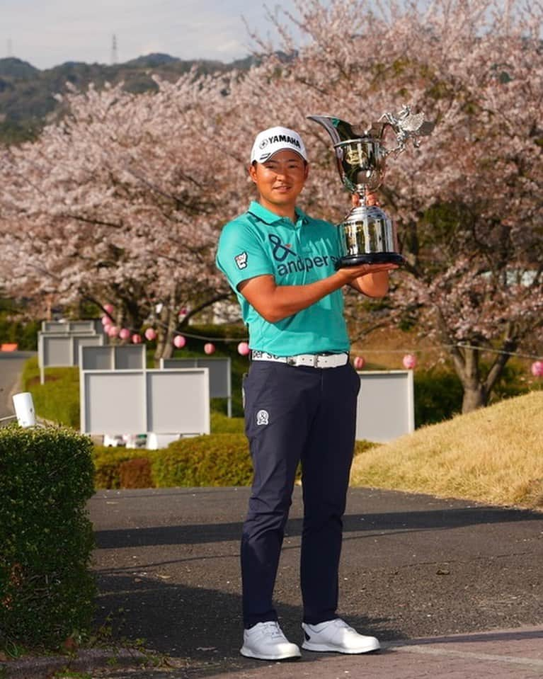 Footjoy Japanさんのインスタグラム写真 - (Footjoy JapanInstagram)「国内男子ツアー開幕戦「東建ホームメイトカップ」今平周吾プロ優勝🏆  最終日、首位と2打差の4位でスタートした今平プロは63をマークし通算20アンダーでツアー8勝目を挙げました👏  今平プロおめでとうございます🎉  世界中のプロから圧倒的に支持され、高い使用率を誇る"プロのスパイクレスシューズ"「PRO/SL CORE  BOA」を着用👍  また、大会2日目には細野勇策プロが61をマークし、大会コースレコードを更新👏  ツアーレベルに進化した「HYPERFLEX」の安定性を実証してくれました🙌  さらに、東建ホームメイトカップにおいてFootJoyはシューズ・グローブ使用率No.1を獲得しました🥇 (Shoe:50%  Glove:36%)  #footjoy #1ShoeInGolf #1GloveInGolf #PROSLCORE #PROSLCOREBOA #HYPERFLEX #HYPERFLEXCARBONBOA #フットジョイ #プロエスエル #ハイパーフレックス #東建ホームメイトカップ #今平周吾 #細野勇策」4月3日 18時01分 - footjoy.japan