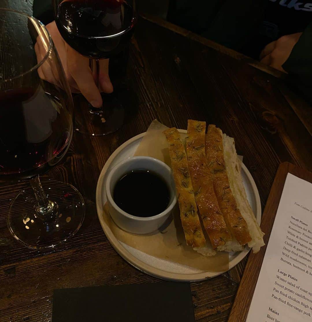 青山ケイトのインスタグラム：「fresh bread and wine」
