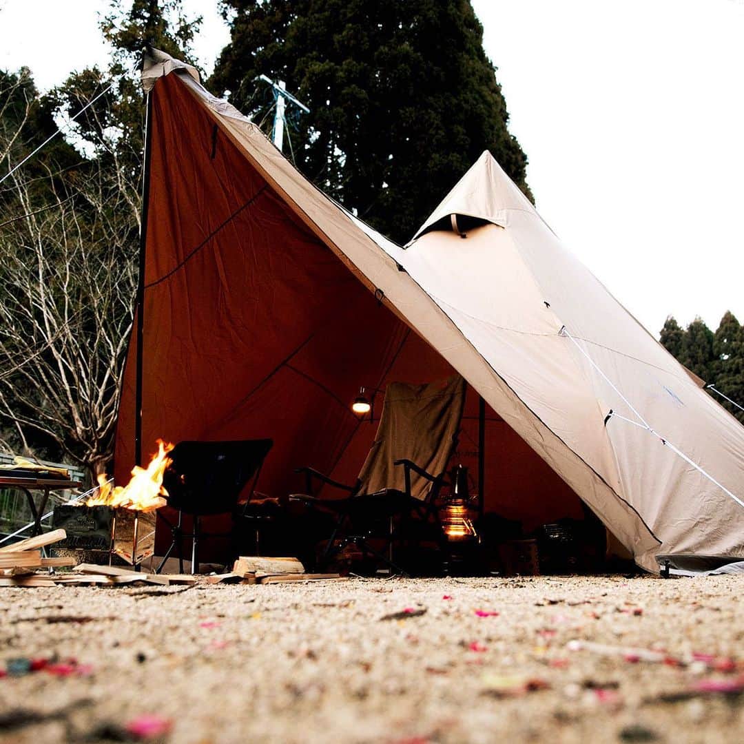 キャンプ情報サイト［ランタン］さんのインスタグラム写真 - (キャンプ情報サイト［ランタン］Instagram)「CAMP SMILE STYLE ／ モンベルの焚き火台を囲んで暖まるのが キャンプの楽しみ方 ＼ いろんなキャンパーのキャンプスタイルを現地取材と一般キャンパーからの投稿で数多く掲載してます。 . . 詳しくは @lantern.camp webサイトをご覧ください . . #camp #camping #camplife #outdoor #travel #trip #lantern_smile #キャンプ #キャンプ用品 #アウトドア #テント #自然 #旅行 #キャンプ初心者 #キャンプ好きな人と繋がりたい #アウトドア好きな人と繋がりたい #camper #外遊び #キャンプスタイル #かぶとの森テラス #デュオキャンプ #デュオキャン #montbell #モンベル #フォールディングファイヤーピット #焚き火台 #UNIFLAME #ユニフレーム」4月3日 18時03分 - lantern.camp