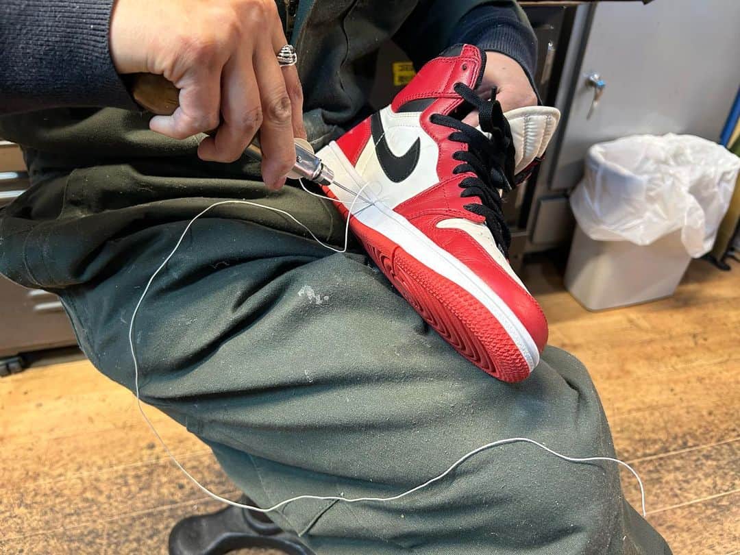 Sneaker At Randomのインスタグラム：「. オンパケの箇所は職人が手縫いで丁寧に仕上げてます！ オールソール、インナーソールおまかせください！  #nike #aj1 #aj1alpha #jordan #スニーカー好き#スニーカーアトランダム #スニーカー #スニーカー修理 #修理職人 #市川 #本八幡 #高円寺#大阪 #心斎橋 #sneakeratrandom #sneaker #shoestagram #repair #arata #アラタ」