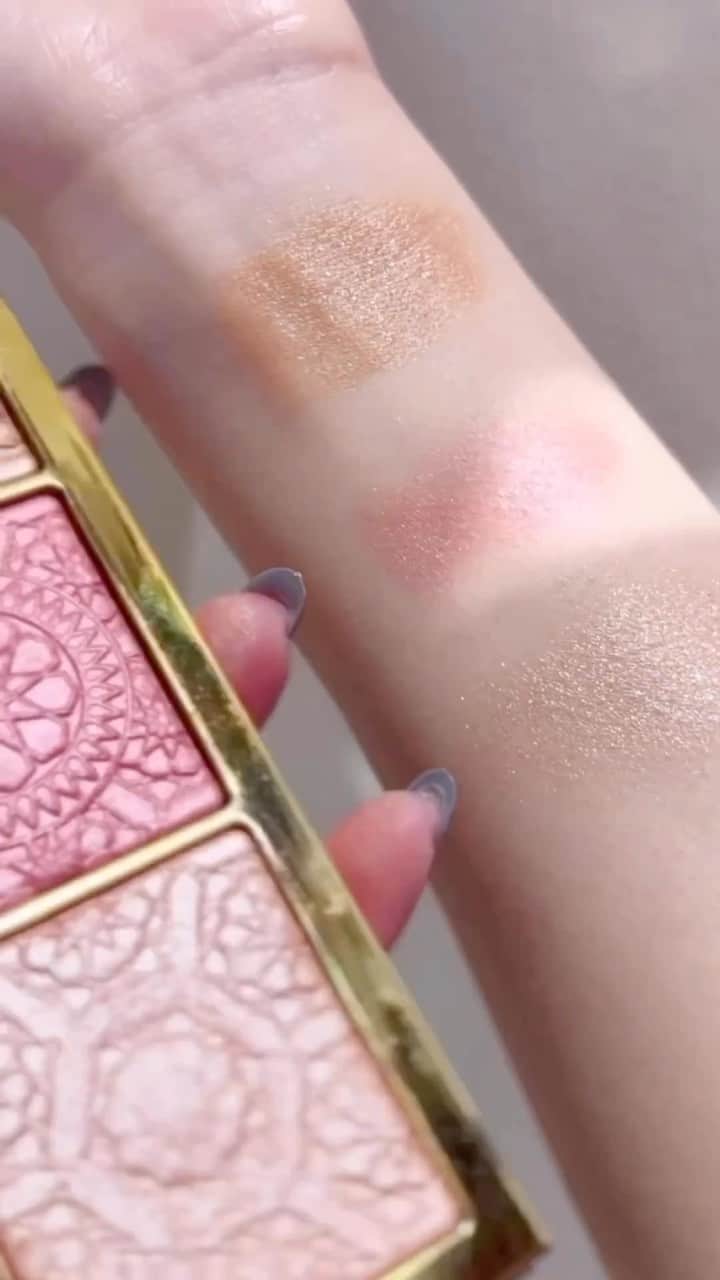 M∙A∙C Cosmetics Japanのインスタグラム：「やわらかな春の陽射しに映える限定パレット✨ ハイライター、チーク、ブロンザー、アイシャドウとしてお楽しみいただけます🐚🫧💓  ✨エクストラ ディメンション トリオ: パールエッセンス  Regram from @makeupzoegu #MACパールエッセンス #MACPEARLESCENCE #MACコスメ #限定コスメ #新作コスメ #春メイク」