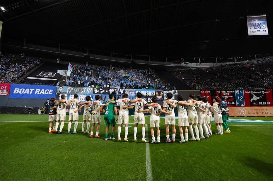 のインスタグラム：「Family @kawasaki_frontale 💙🇯🇵 Grande vitória 🙌🏼」