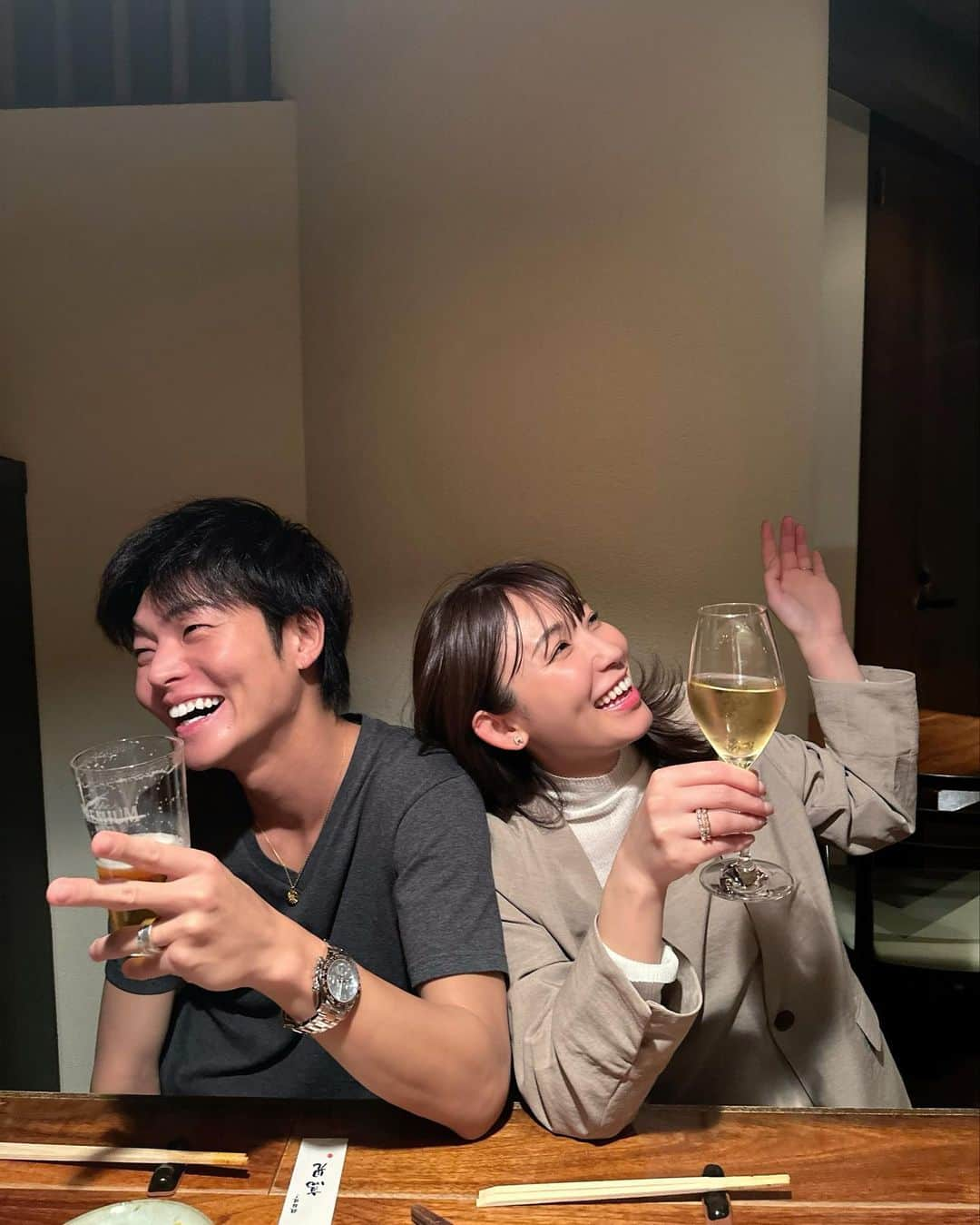 shizuka.watanabeさんのインスタグラム写真 - (shizuka.watanabeInstagram)「本日は結婚記念日🥂  主人の一言で昨日知った12回目の結婚記念日〜♪  12年も一緒に居れば大きな喧嘩もありますが、基本仲良しで月に数回2人の時間も楽しんだりしてる〜💕  変わらないところは今までと変わらず、変えなければいけないところは変えて、夫婦で成長できればと思う12年目🫶  長女の垂れ込みだけど... 主人が長女に「最近、ママって変わったよね？パパに反抗するようになったよね？」って言ってたらしいw  そりゃーな！まだまだ12年目 甘やかすばかりでなく、愛を持って厳しく♪ 時間を重ねていきたいですねー！  ちなみに2人を知ってる方には雰囲気と顔が似てきたって言われる〜似てるかな🤔？  それはちょっと....困りますね....w🙃  #夫婦　#結婚記念日　#12年目　#結婚 #夫婦時間　#partner #weddinganniversary #anniversary」4月3日 18時14分 - shizuka.watanabe