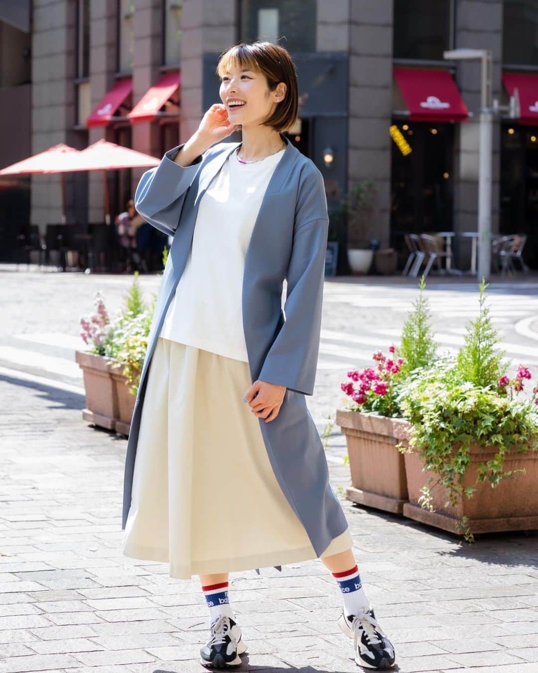 西谷綾子のインスタグラム：「🌸 ゆったりとリラックス感ありつつも 上品な印象のロングガウン✨ @newbalance  ウエストのベルトを絞るとシルエットが変わり エレガントさもあり🤭  4wayストレッチだからめちゃくちゃ快適👌 しわになりにくい＆自宅で洗濯OKなのは さらに嬉しいポイント🥰  📸 @shirapyonphoto   #NBapparel #newbalance #ニューバランス #apparel #fashion #elegant #アパレル #ファッション」