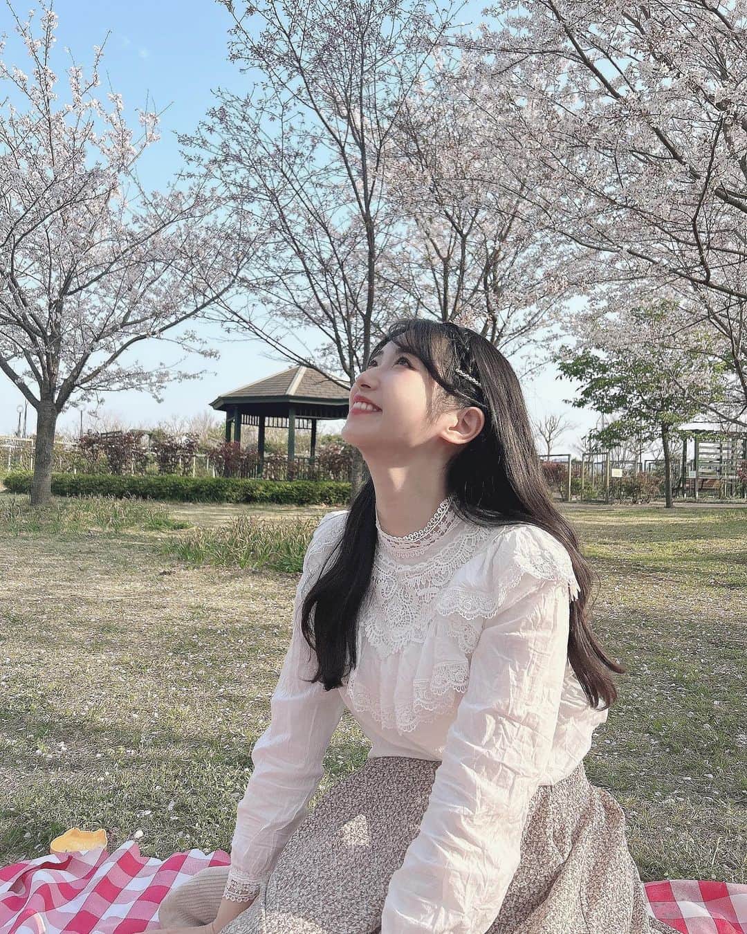 れみぱんのインスタグラム：「春から本格的に美肌対策🌞！ 美肌は内側からということで東京オンラインクリニック @tokyo_online_clinic でスーパー美肌セットをオンライン診察受けて薬処方してもらいました✨ : 私が処方してもらったのは ・ユベラ （抗酸化作用：シミ・そばかすの改善と予防） ・ハイチオール（抗酸化作用：シミ・そばかすの改善と予防）  ・ビタノイリン（肌の新陳代謝改善：肌荒れ、ニキビ改善） の3種類☺️🫧 : 以前、美容クリニックで同じ薬を処方してもらったりしたことがあるけど、 オンライン診療だと通う必要も長い待ち時間もなくすごく便利だった🙏🏻 : 美容クリニックで買うよりも安いし、診療を受けてすぐに家に届いたのでとても良かった✨ 美肌以外にも色んな相談が出来るから気になる人は是非チェックしてみてね🫧 : PR: @tokyo_online_clinic #東京オンラインクリニック #美肌 #美白 #肌荒れ改善 #美容」