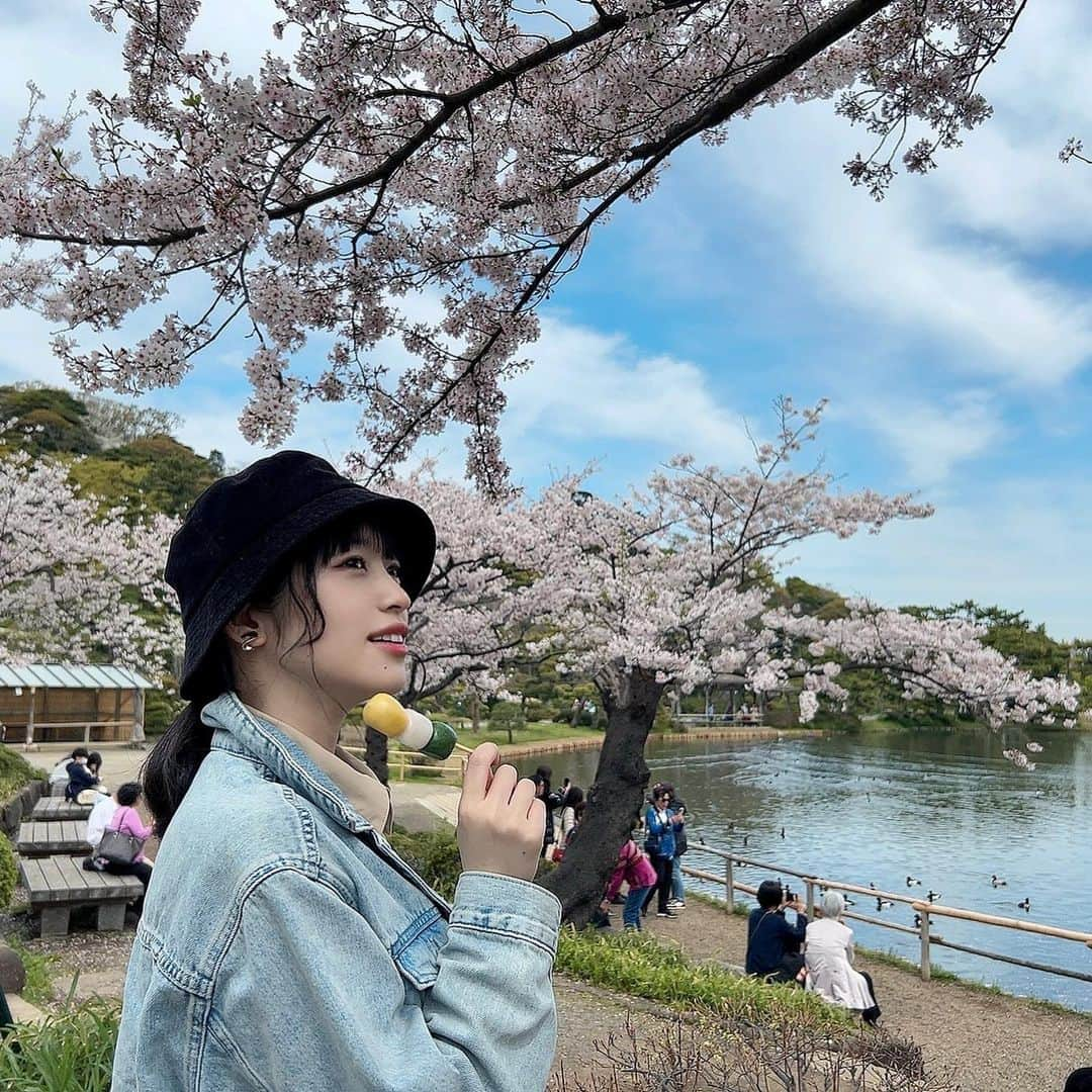 仙石みなみのインスタグラム：「. 🌸 お花見できたよー☺︎ 4月もよろしくです！  #お花見 #桜 #団子 #cherryblossom」