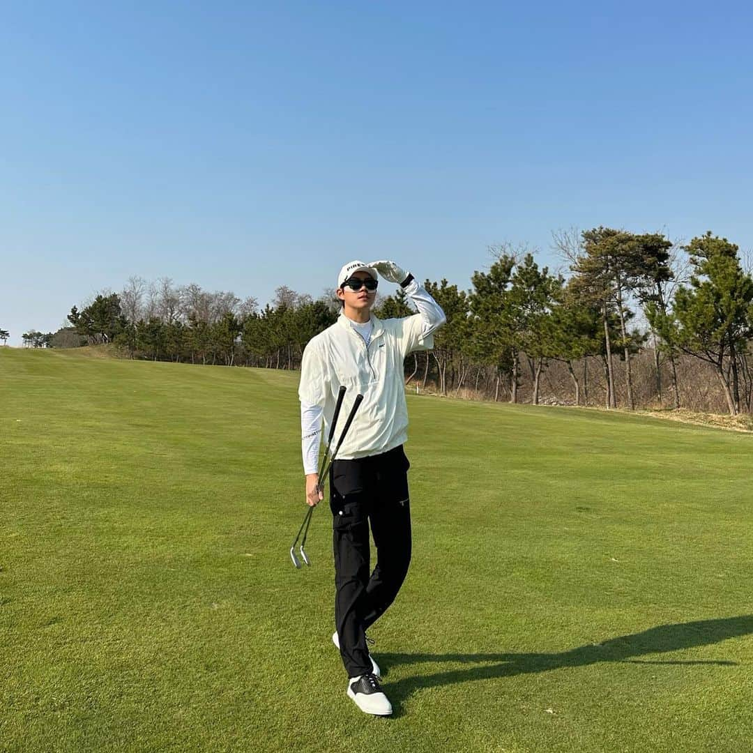 シン・ジフンのインスタグラム：「올해 골프 스타트⛳️  #피레티 #piretti #프리미엄골프웨어 #하이엔드골프웨어 #라운딩룩 #골프웨어 #광고」