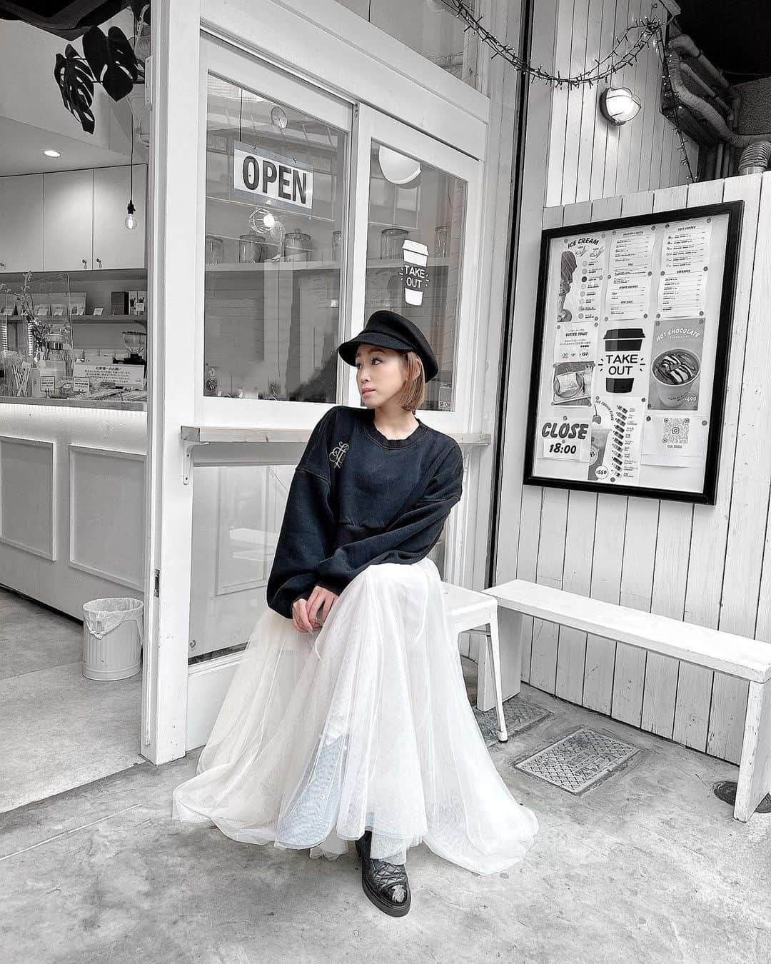 のインスタグラム：「最近GETした チュールスカート🤍  プチプラとは思えないくらいの ボリューム感で大満足💯  トレーナーと合わせる事で ホワイトのチュールスカートも 甘くなりすぎず着こなせます🌟  お気に入りすぎて、グレーも 後からGETした✌️💓  　　 OOTD ￣￣　　　 ￣￣ ▪︎ボリュームロングチュールスカート ブランド：GRL 品番：at118」